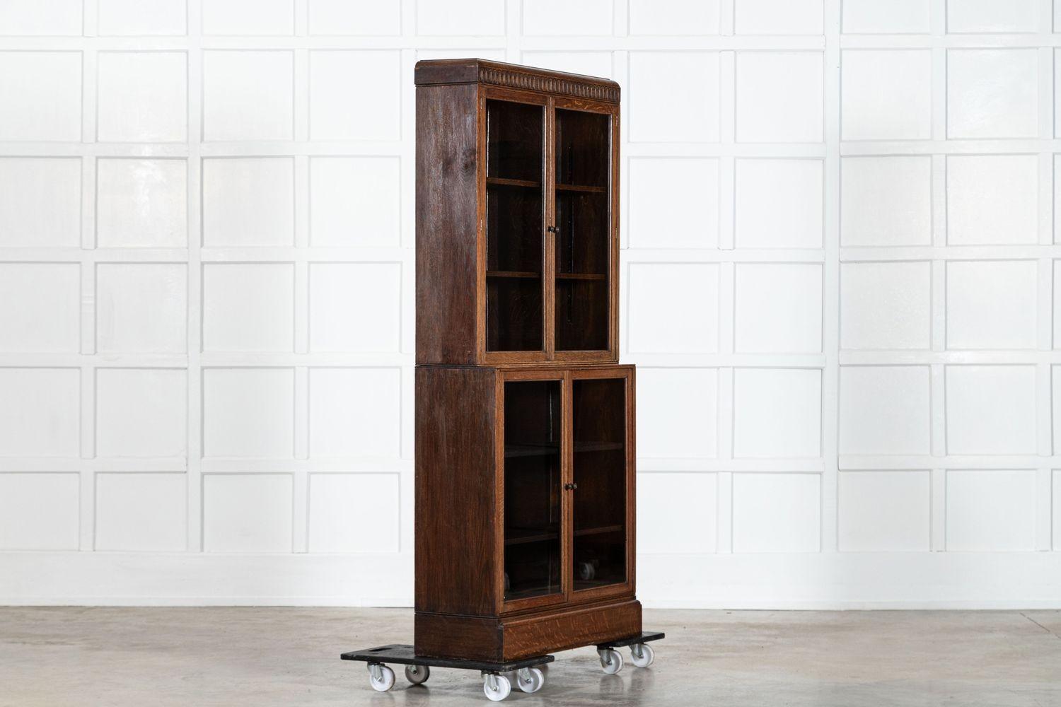 Libreria modulare smaltata in Oak Oak intagliato inglese In condizioni buone in vendita a Staffordshire, GB