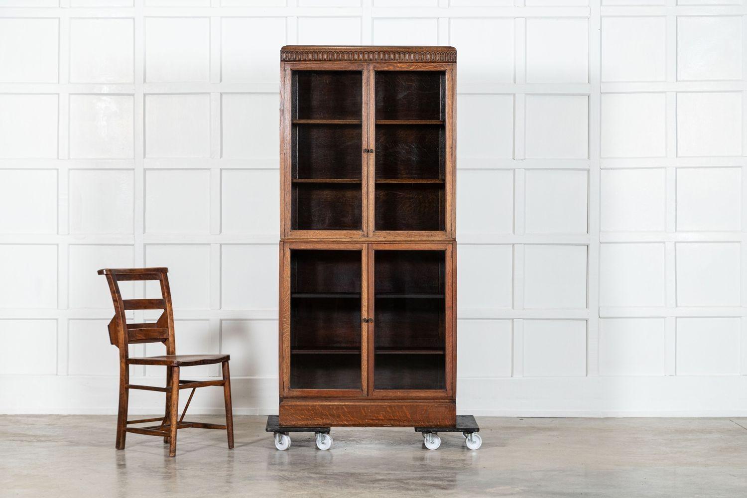 XX secolo Libreria modulare smaltata in Oak Oak intagliato inglese in vendita
