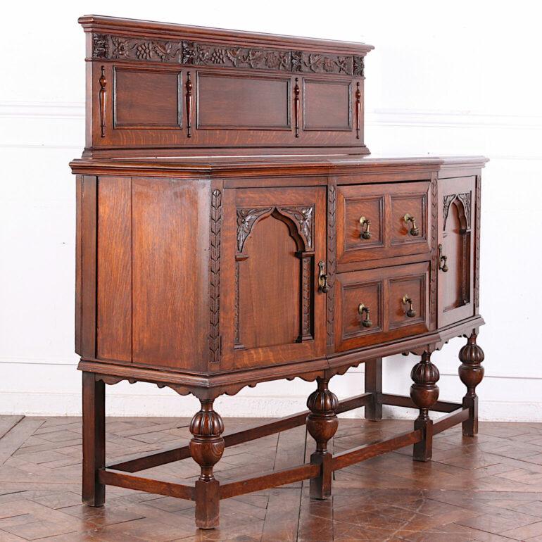 English Oak Carved Sideboard In Good Condition In Vancouver, British Columbia