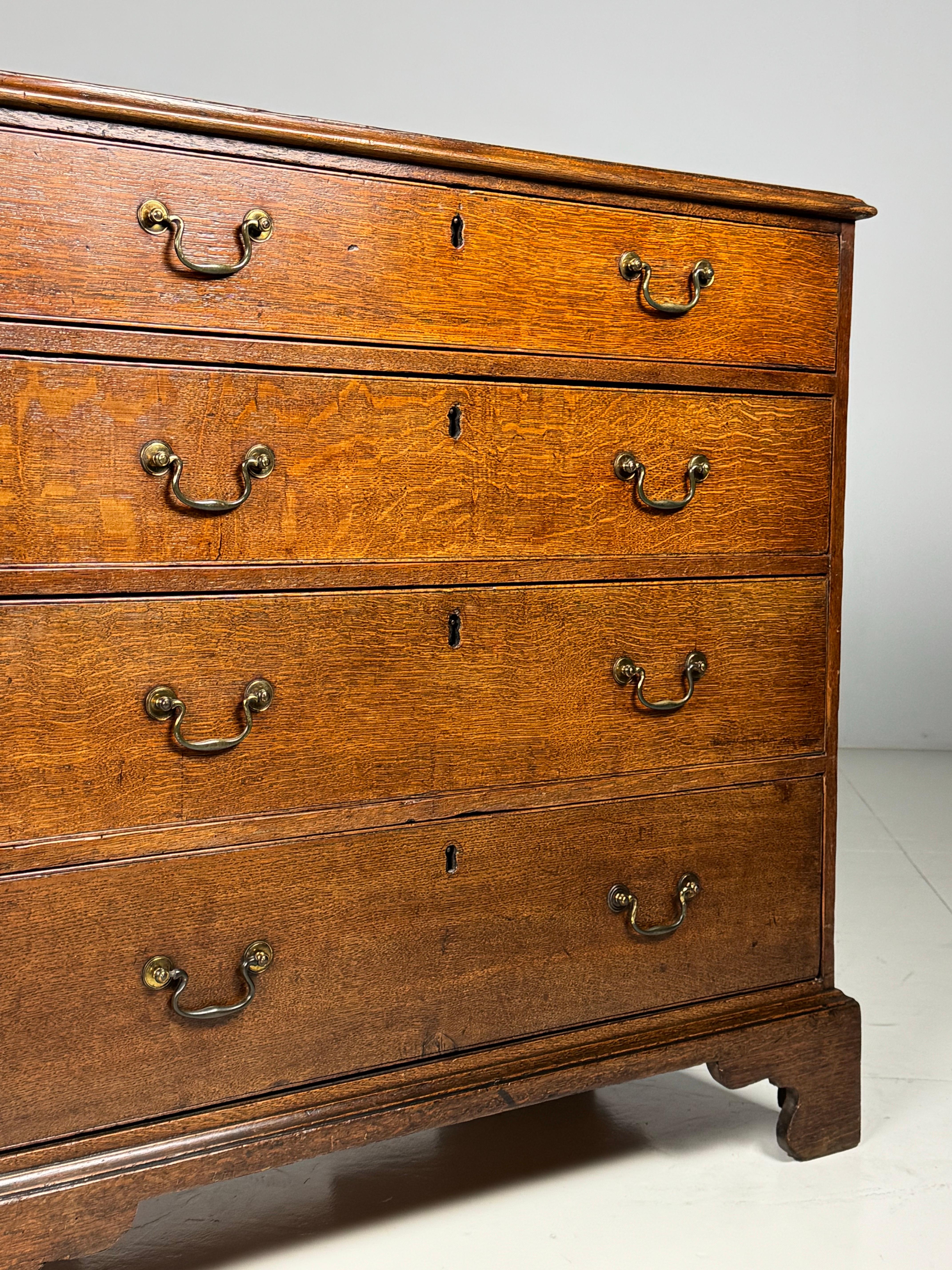 Cassettiera / Comò in Oak molto ordinata. Originario dell'Inghilterra, circa 1780. In ottime condizioni. Colore e patina bellissimi. I cassetti funzionano correttamente.

Dimensioni: 92H x 94W x 48D