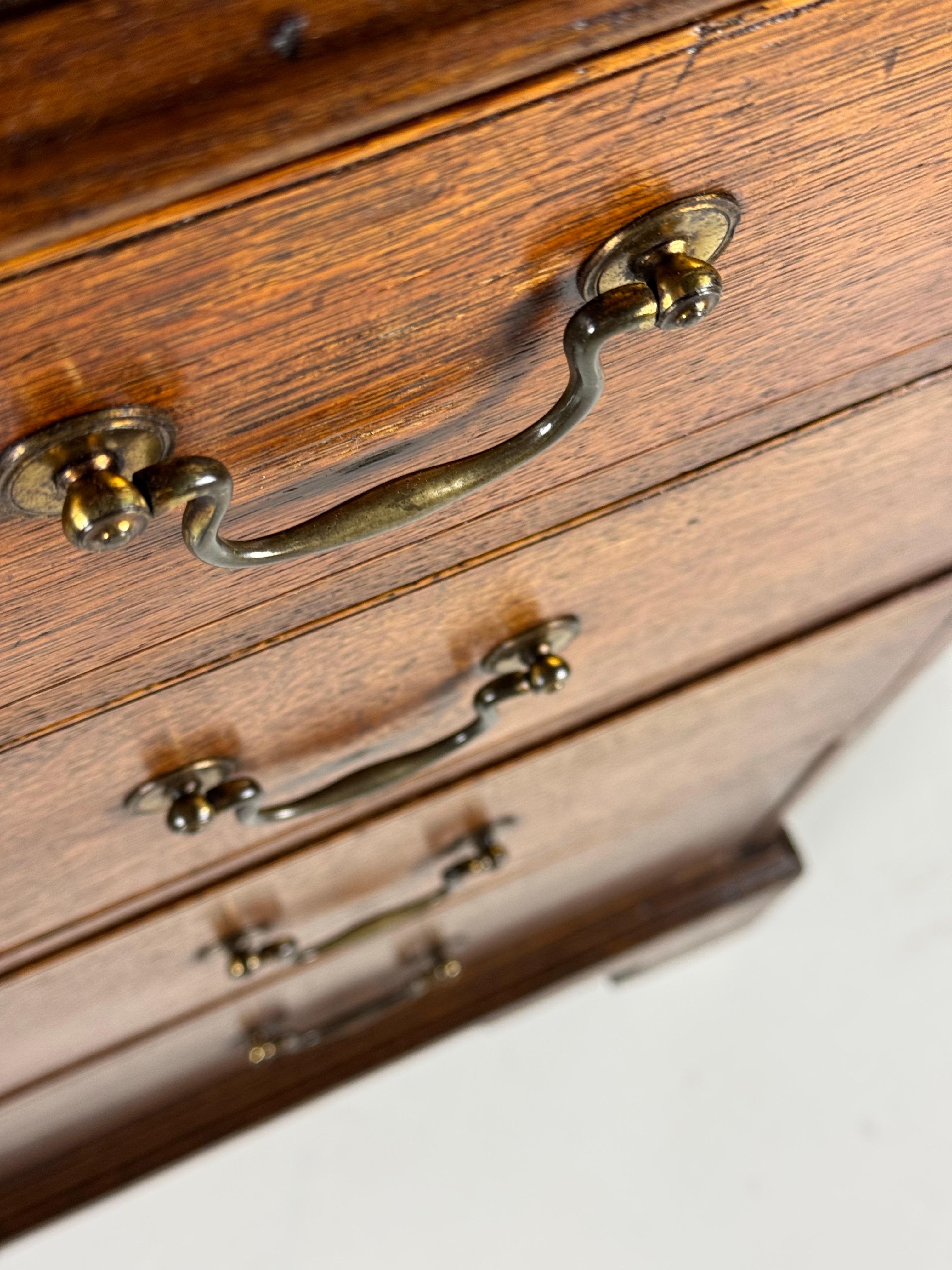 Cassettiera inglese in Oak del 1780 ca. In condizioni buone in vendita a MILL, NL