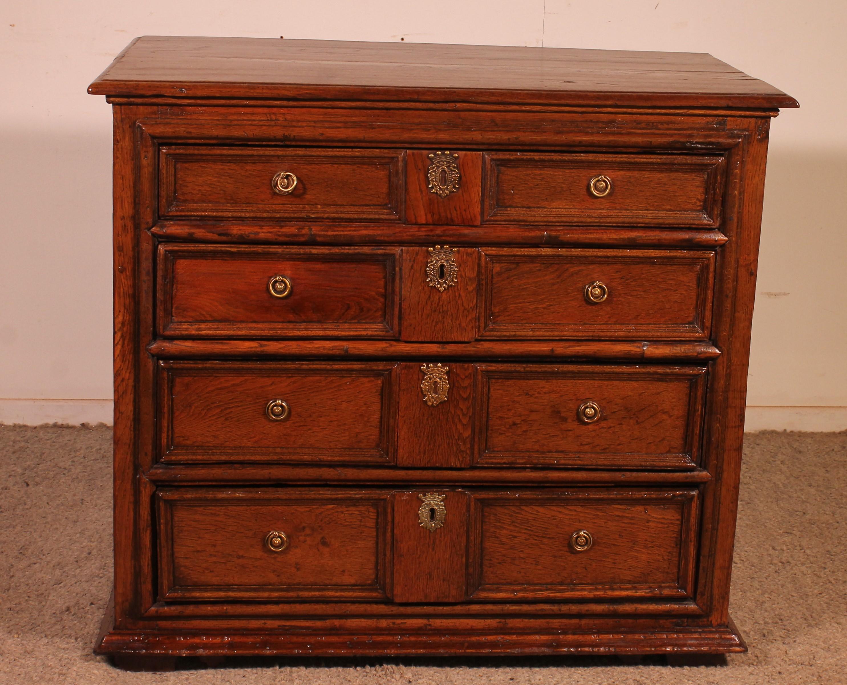 Superb chest of drawers from the beginning of the 18th century from England in oak

Very beautiful chest of drawers in oak with a superb work of moldings on the drawers as well as on its two sides which is typical of English chests of drawers of the
