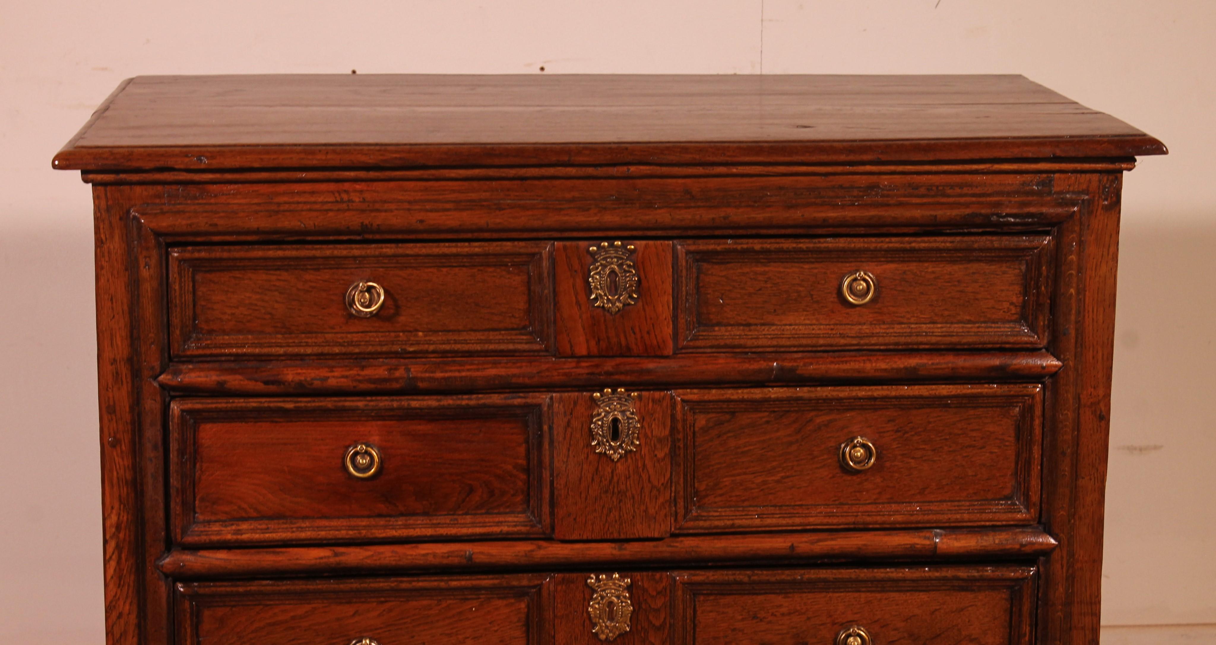 British English Oak Chest Of Drawers, Early 18th Century For Sale