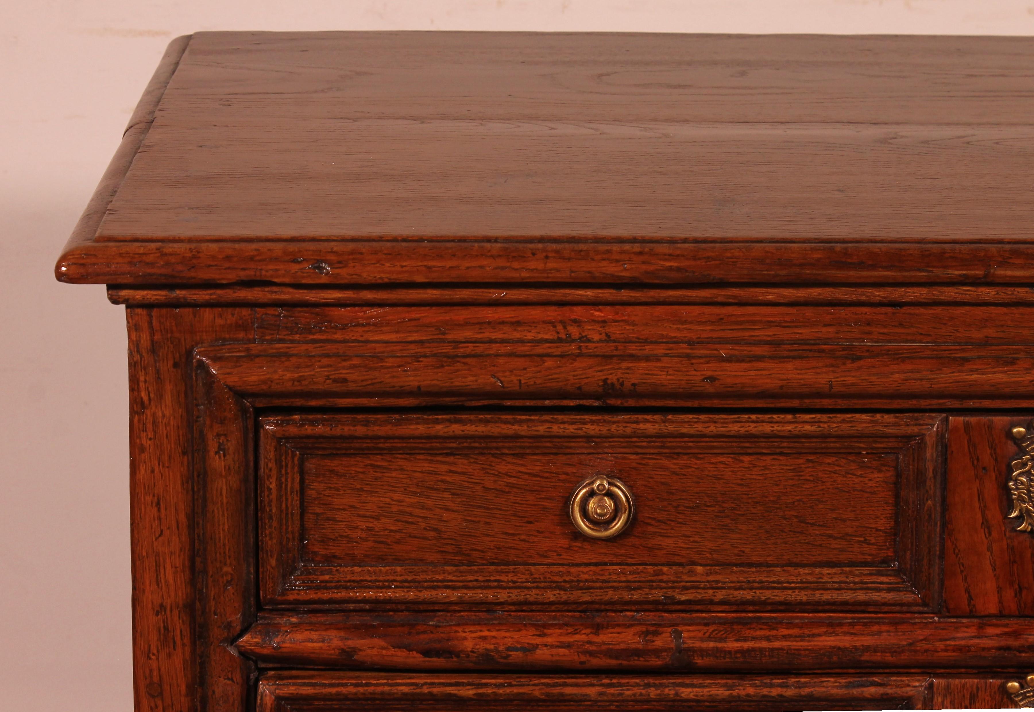 English Oak Chest Of Drawers, Early 18th Century In Good Condition For Sale In Brussels, Brussels