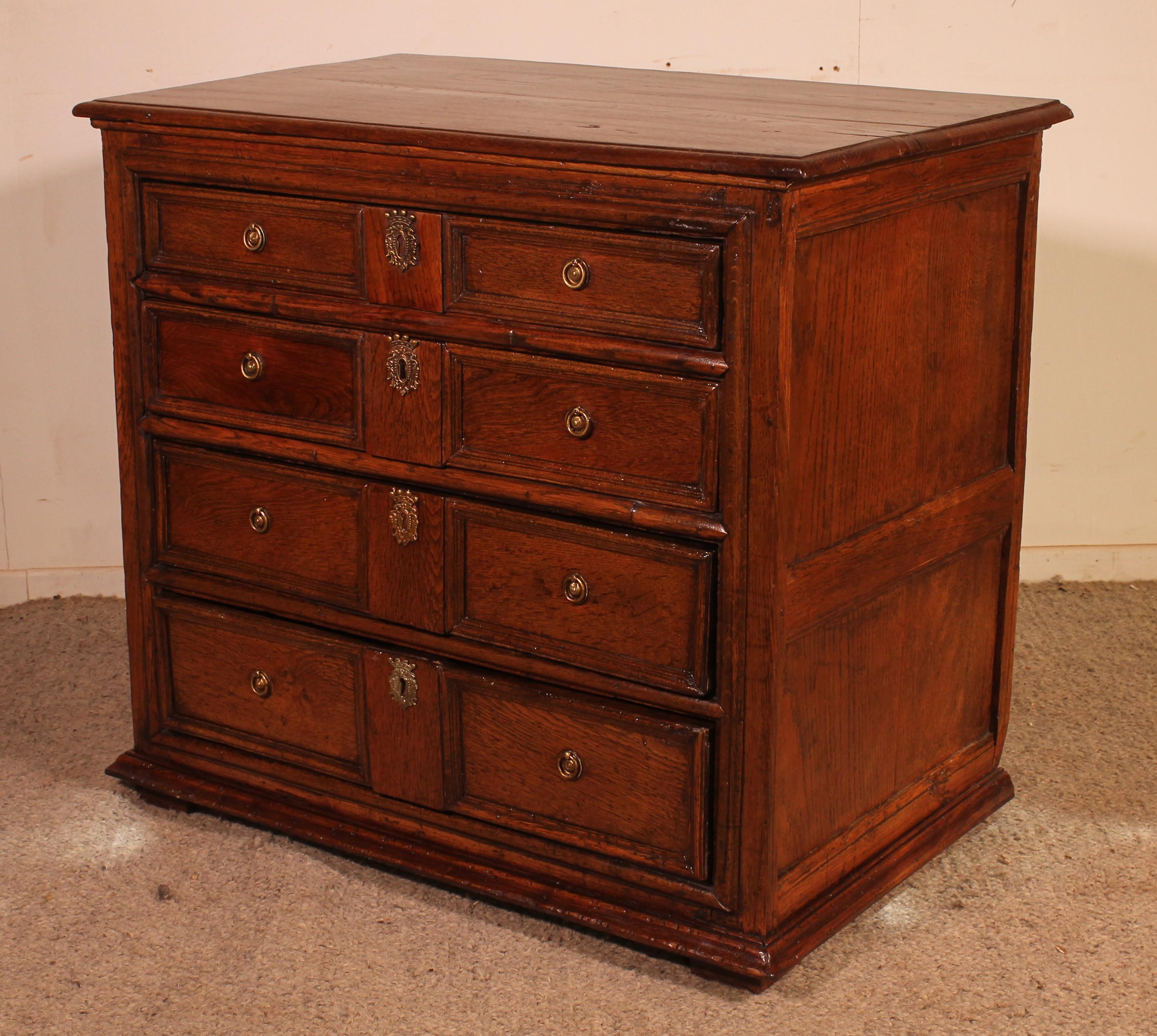 18th Century and Earlier English Oak Chest Of Drawers, Early 18th Century For Sale