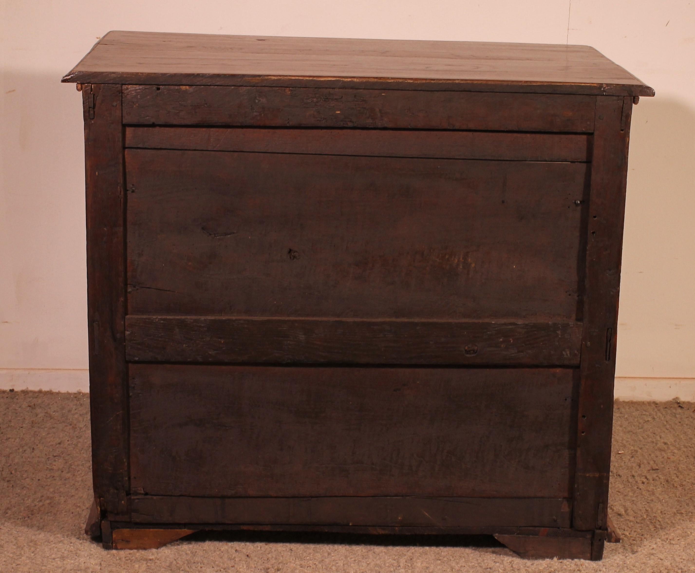 English Oak Chest Of Drawers, Early 18th Century For Sale 3