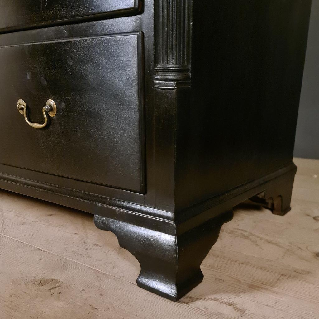 18th century English black painted oak chest of drawers with a two over three draw configuration. Nice reeded detailing at the corners and shaped feet, 1790.

Dimensions
47 inches (119 cms) wide
22 inches (56 cms) deep
41 inches (104 cms) high.