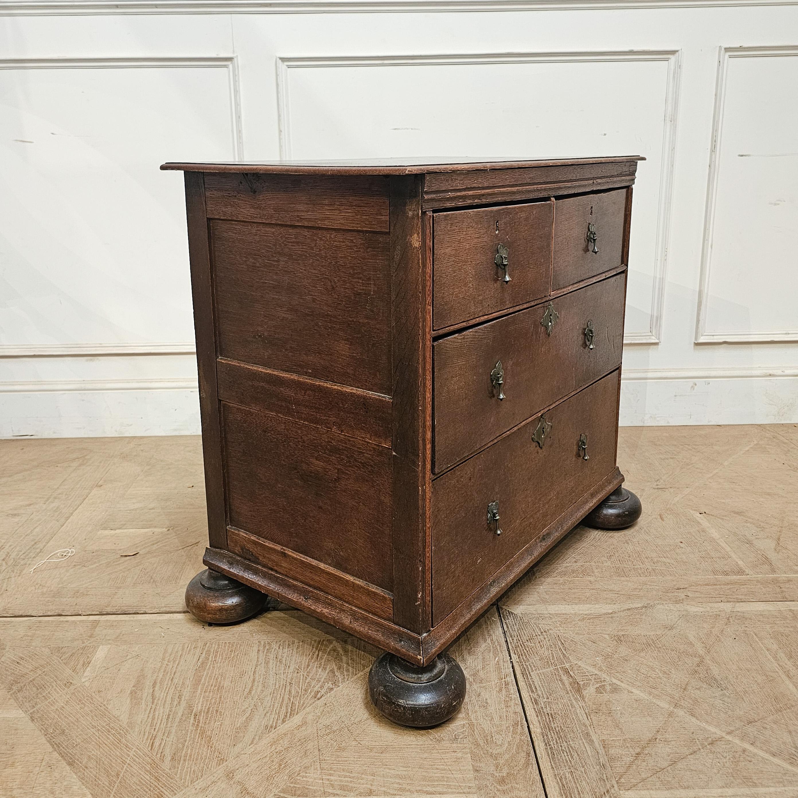 Fino al XVIII secolo Cassettiera in Oak inglese in vendita