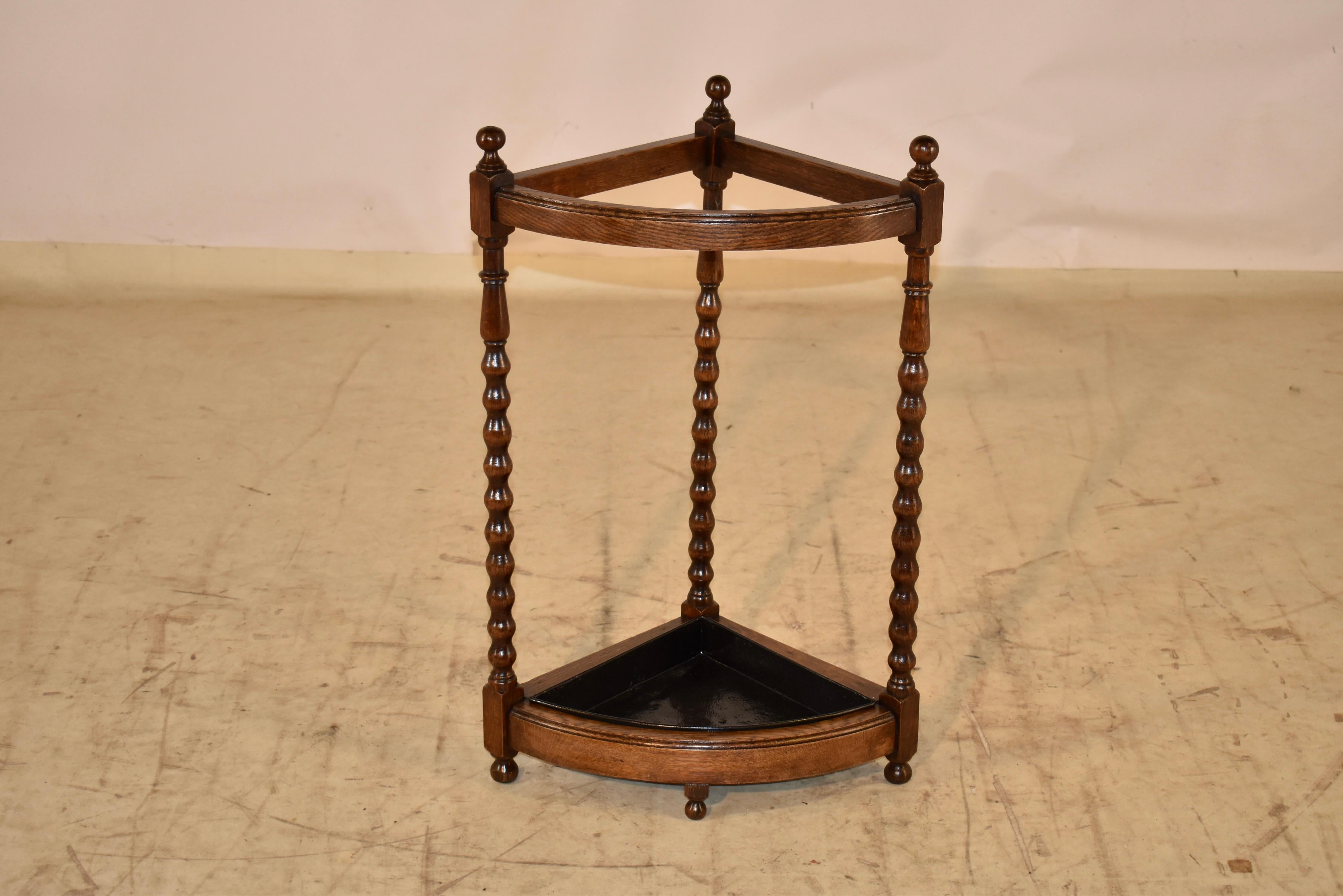 CIRCA - Porte-parapluies ou alambics en chêne de style édouardien, d'époque 1900, qui peut être placé dans un coin.  Le plateau est décoré de fleurons, d'une traverse avant incurvée et de traverses latérales simples.  Le plateau est soutenu par des