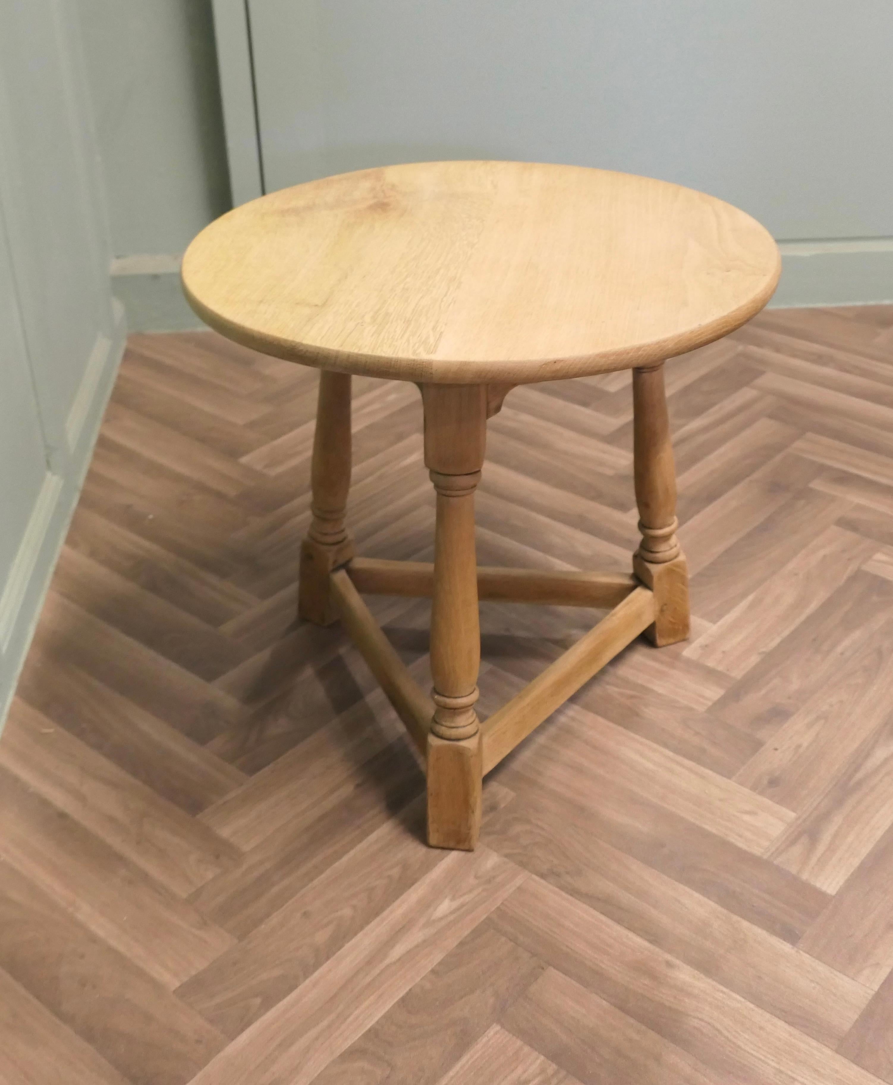 Crickettisch aus englischer Eiche
Diese schöne kleine Tabelle ist in Light Oak es hat eine dicke runde Platte und ist auf 3 quadratische Beine und ist in gutem Originalzustand, es ist 19 