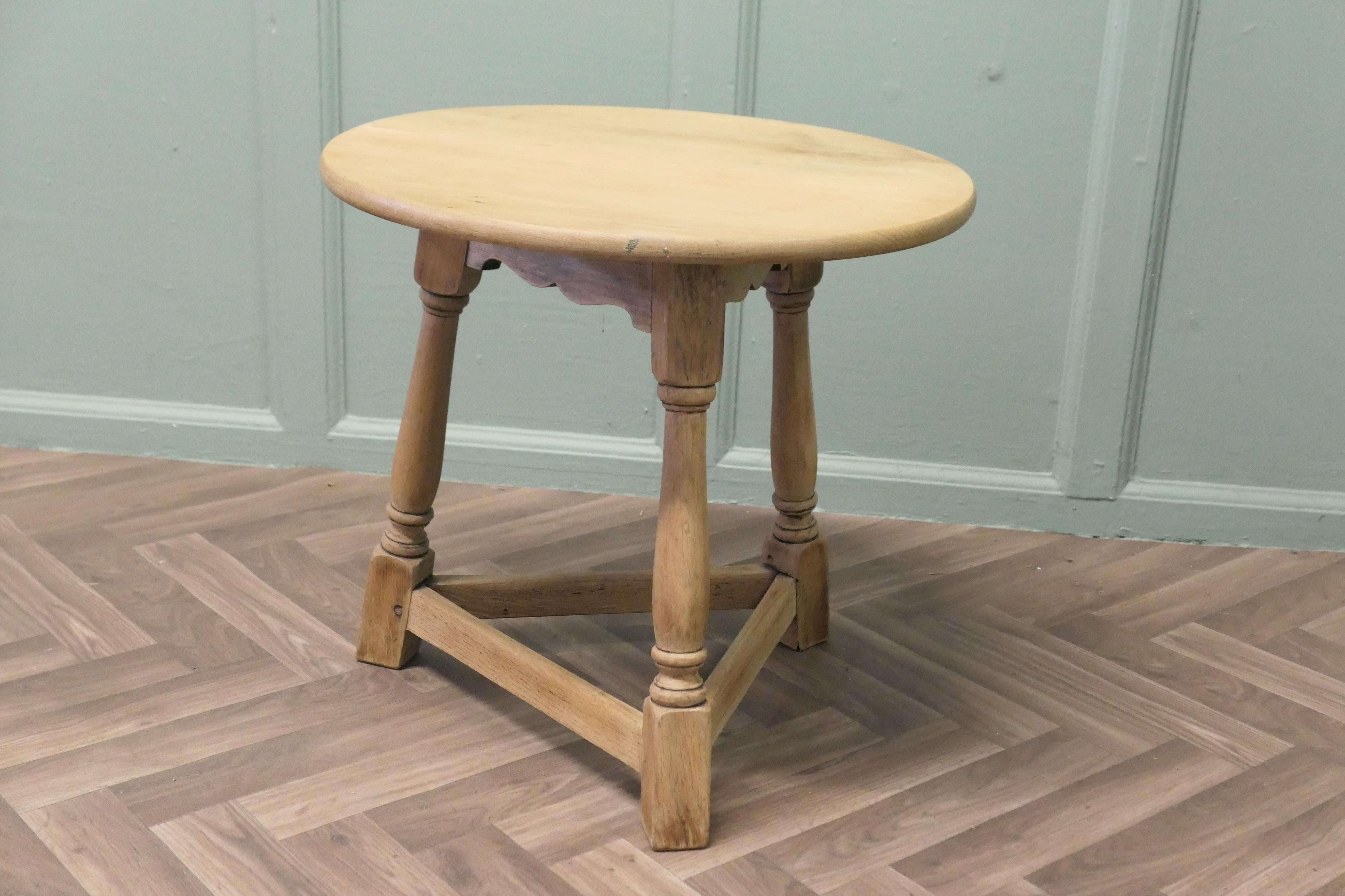 English Oak Cricket Table Dieser hübsche kleine Tisch ist aus Light Oak gefertigt. (Art déco) im Angebot