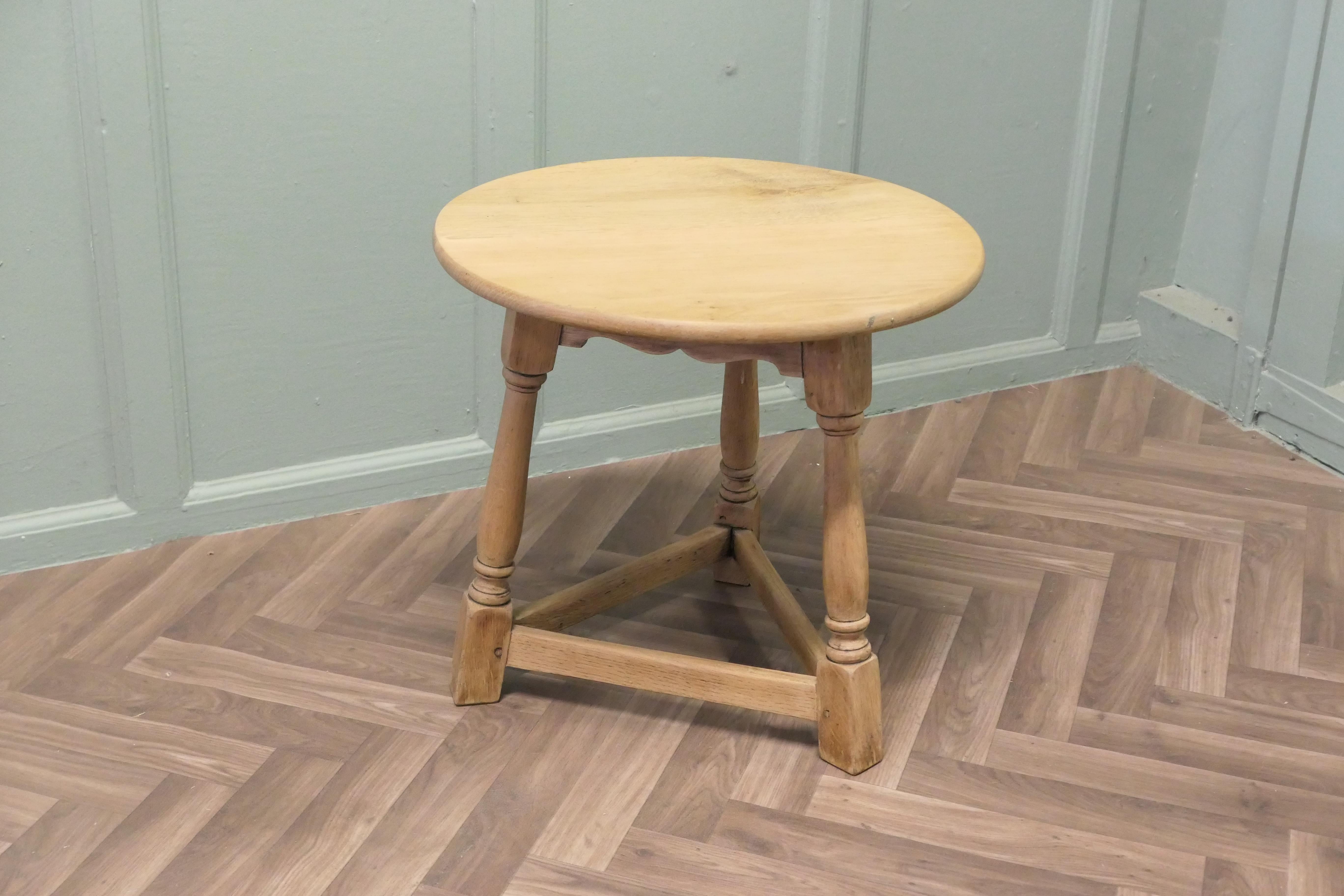 English Oak Cricket Table Dieser hübsche kleine Tisch ist aus Light Oak gefertigt. im Zustand „Gut“ im Angebot in Godshill, Isle of Wight