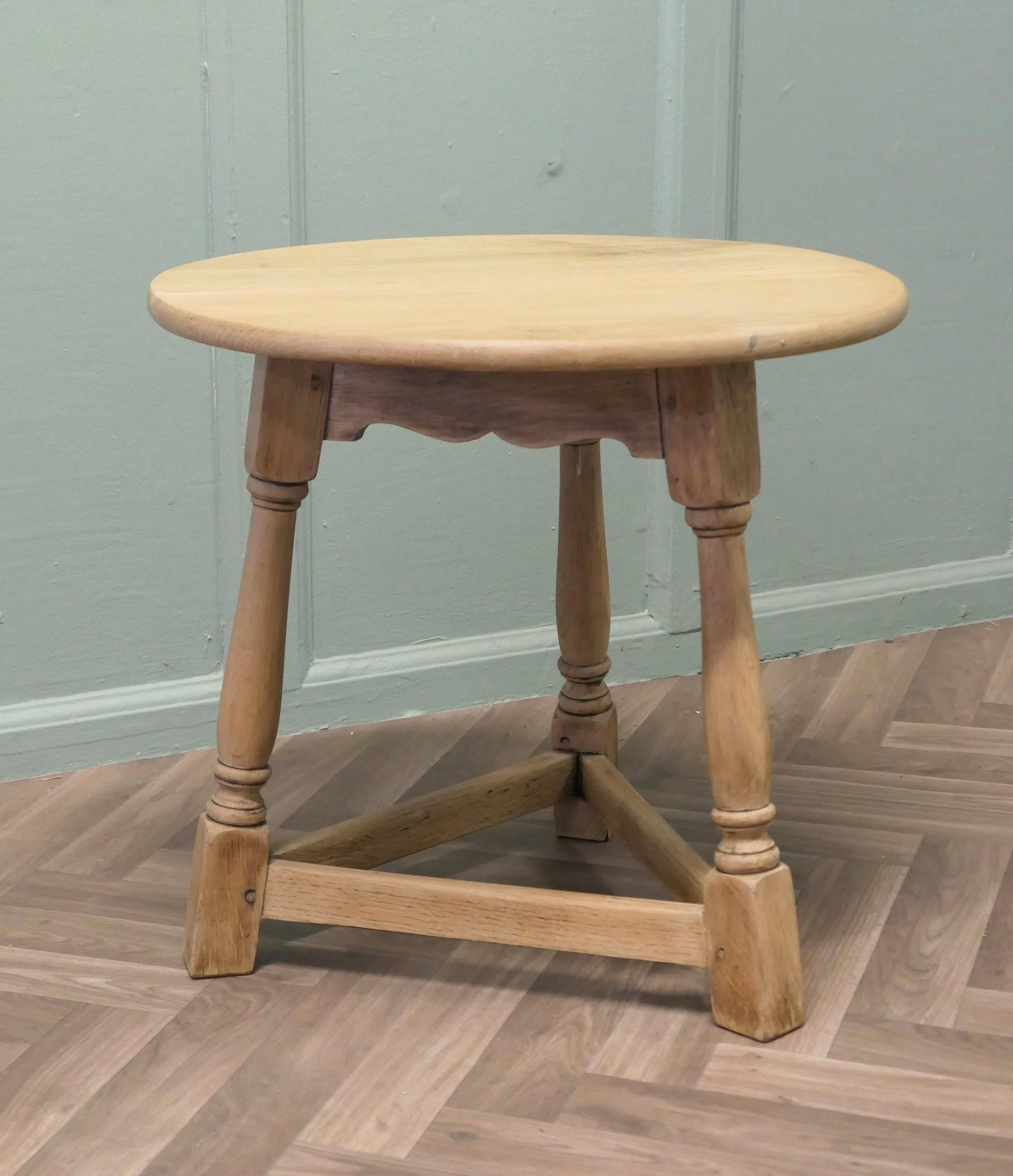 English Oak Cricket Table Dieser hübsche kleine Tisch ist aus Light Oak gefertigt. (Frühes 20. Jahrhundert) im Angebot