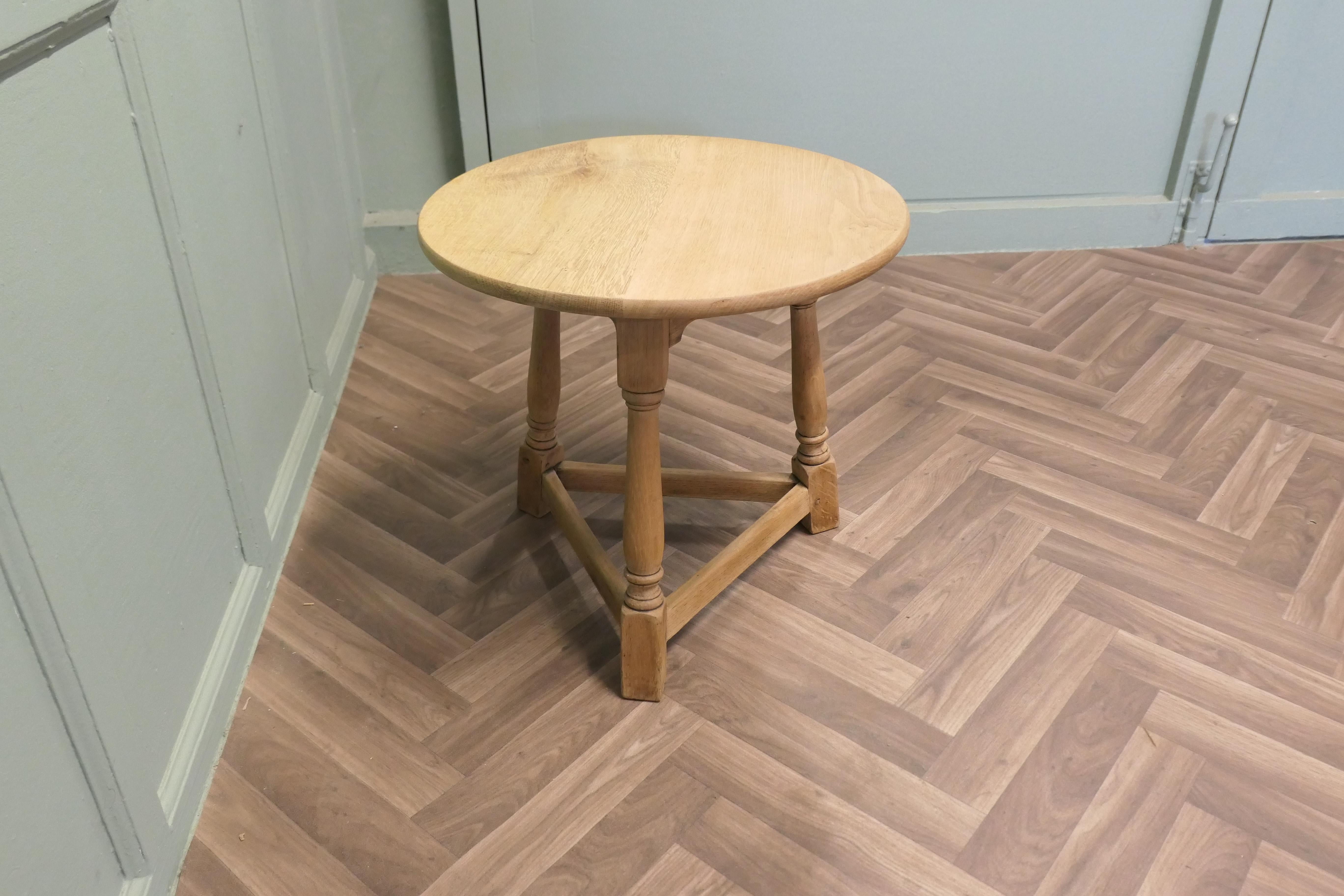 English Oak Cricket Table Dieser hübsche kleine Tisch ist aus Light Oak gefertigt. (Eichenholz) im Angebot