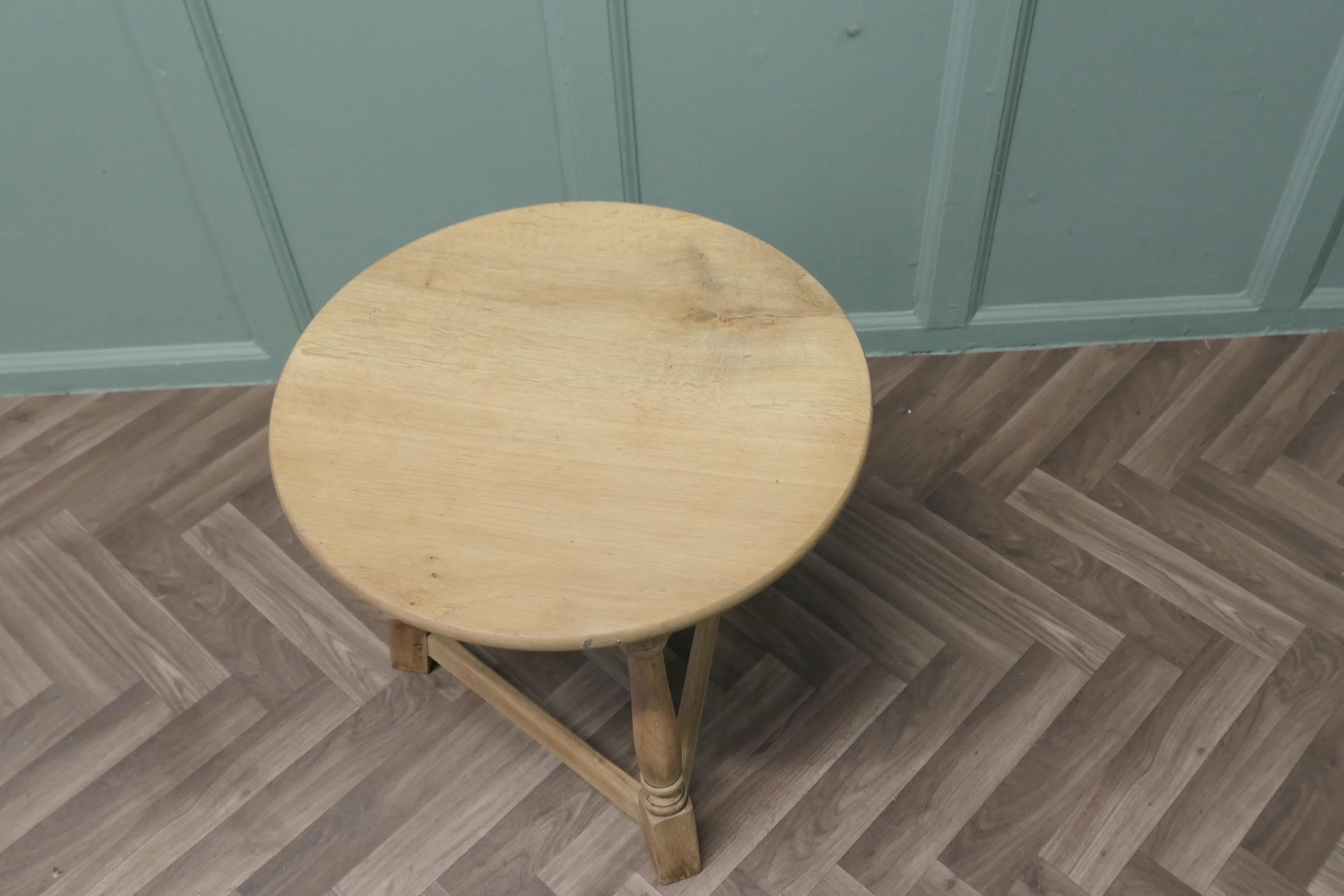 English Oak Cricket Table Dieser hübsche kleine Tisch ist aus Light Oak gefertigt. im Angebot 1