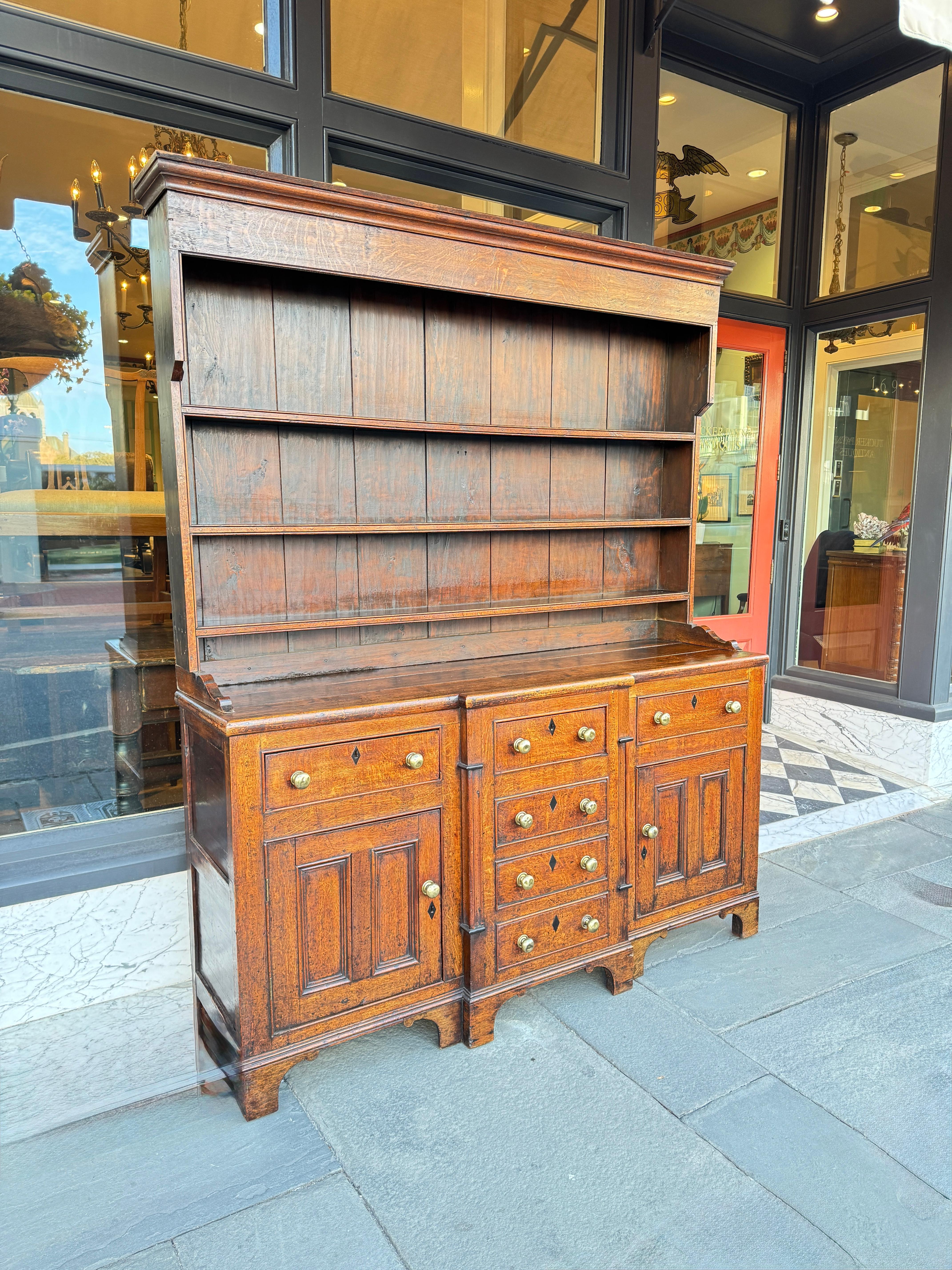 Credenza inglese in rovere con portapiatti dell'inizio del XIX secolo 
