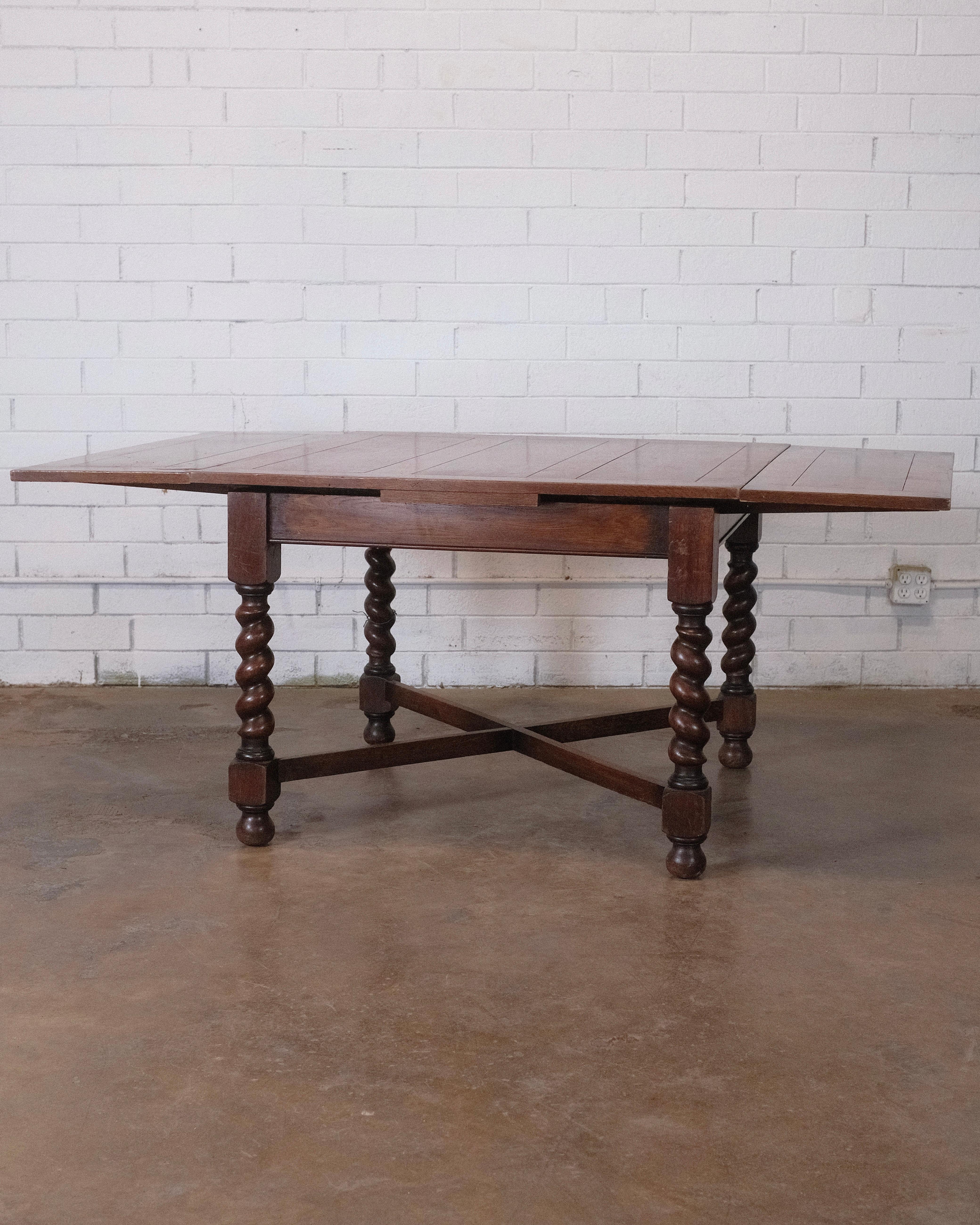 English Oak Draw Leaf Table, C. 1900 In Good Condition For Sale In High Point, NC