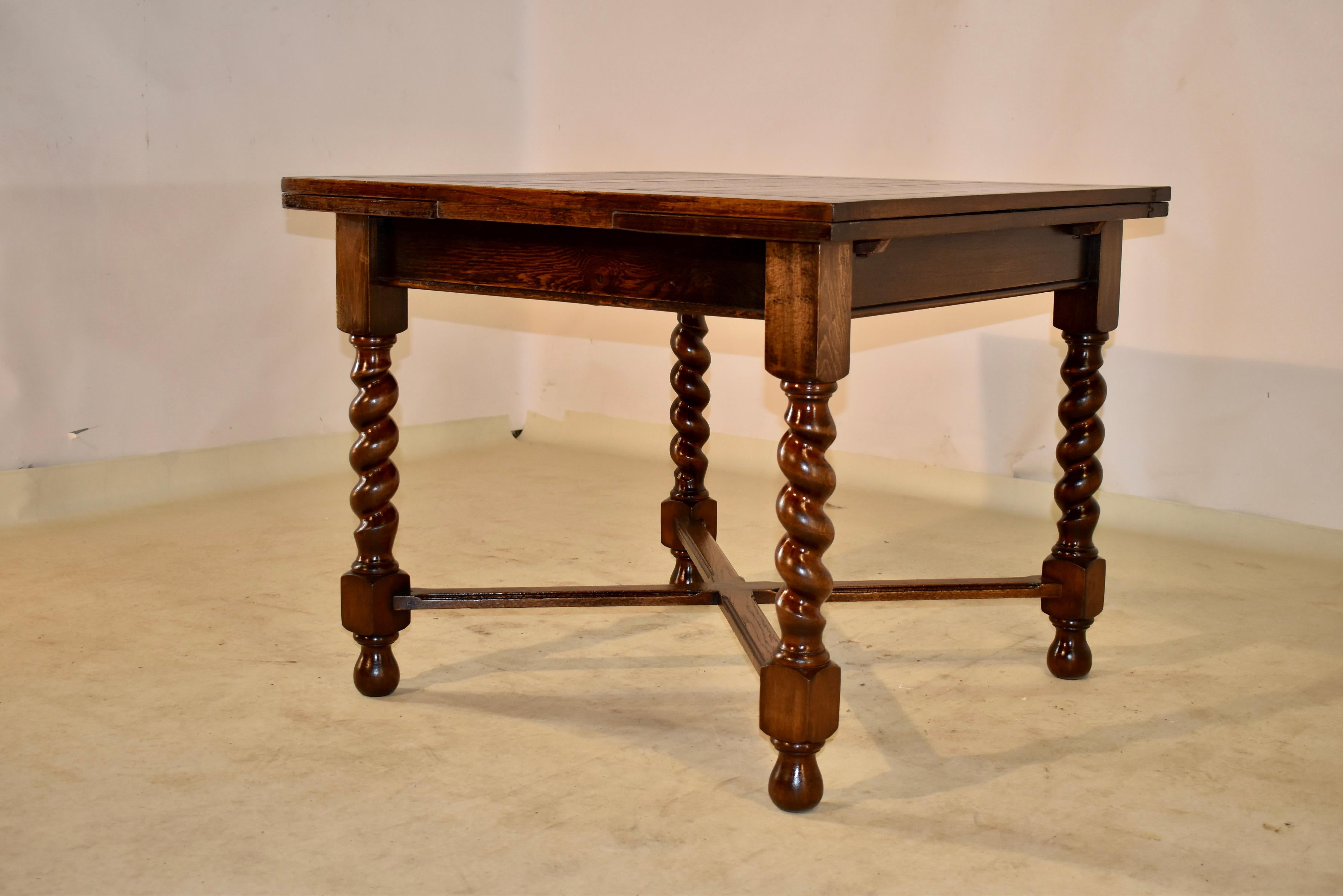 English Oak Draw Leaf Table, c. 1900 In Good Condition For Sale In High Point, NC