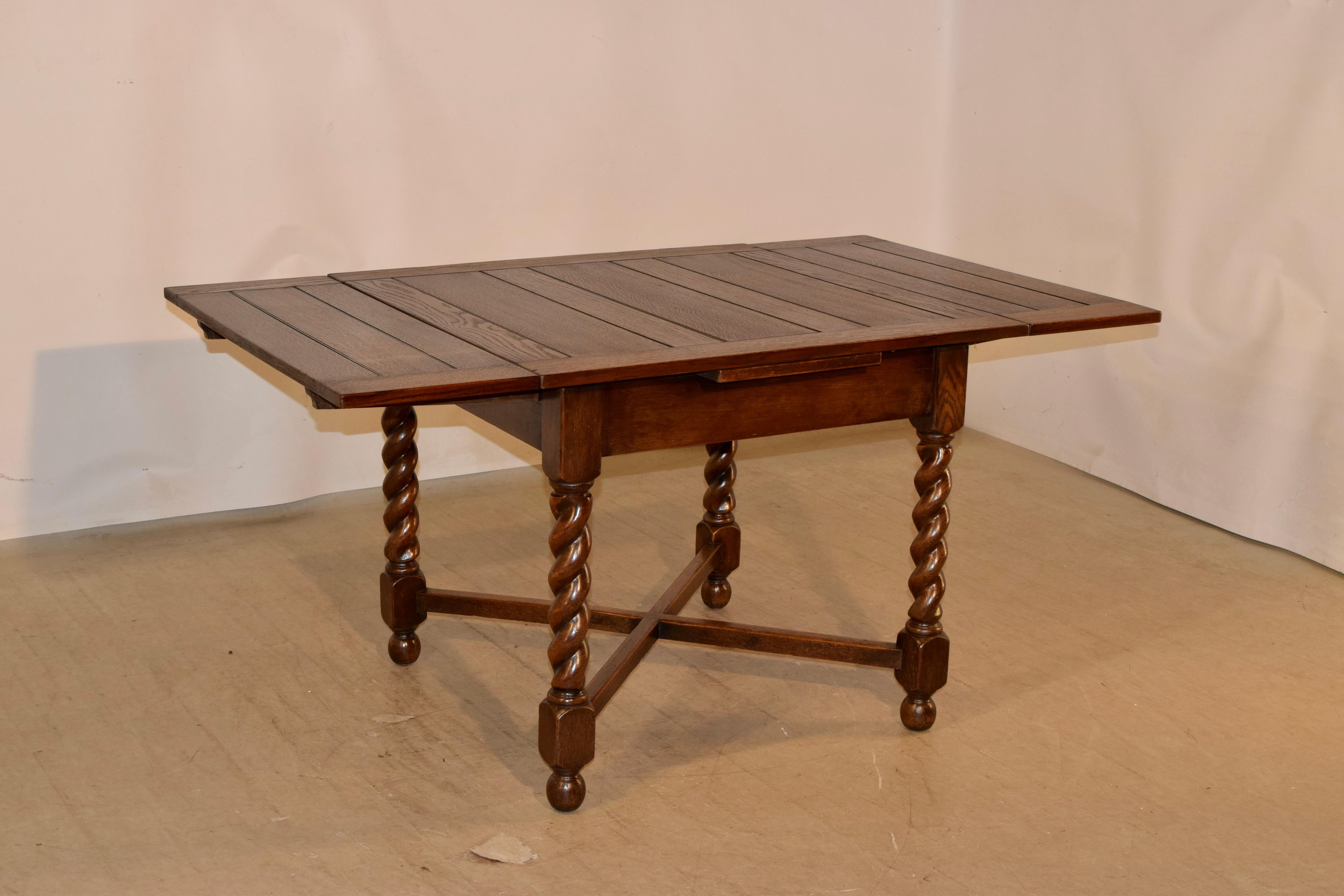 Early 20th Century English Oak Draw Leaf Table, c. 1900