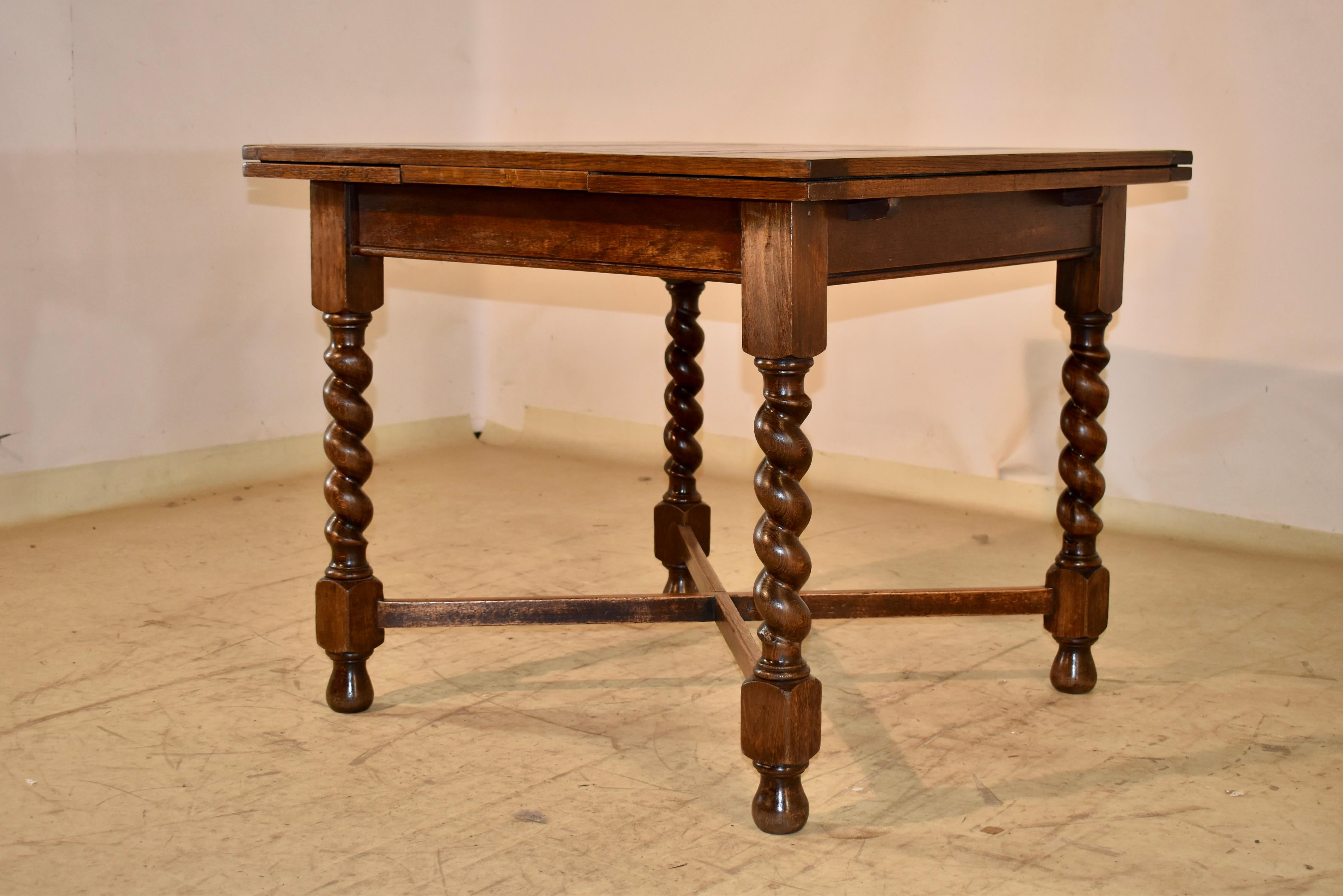 Tourné Table à tiroirs en Oak Oak, Circa 1900 en vente
