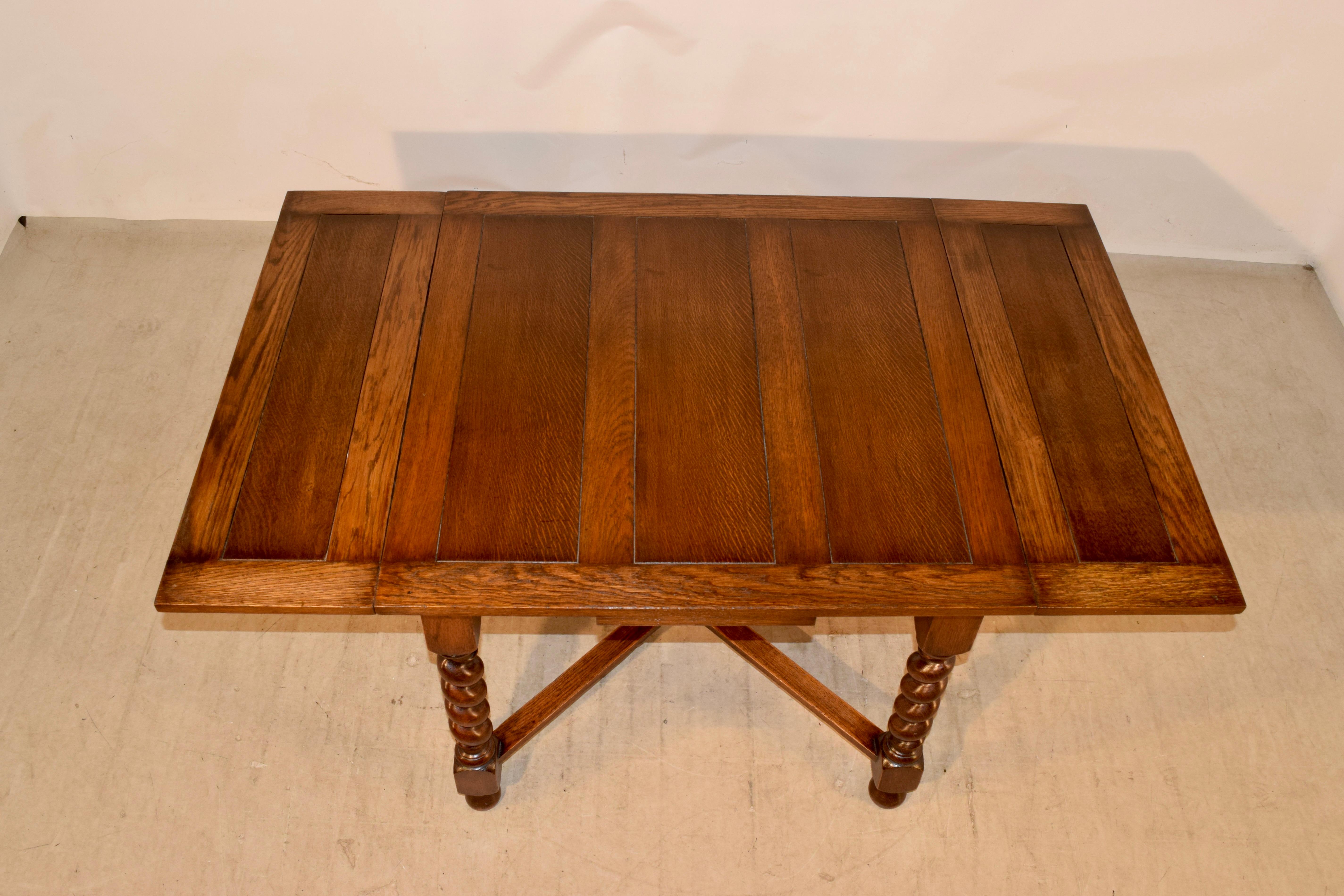 English Oak Drawleaf Table, circa 1900 In Good Condition In High Point, NC