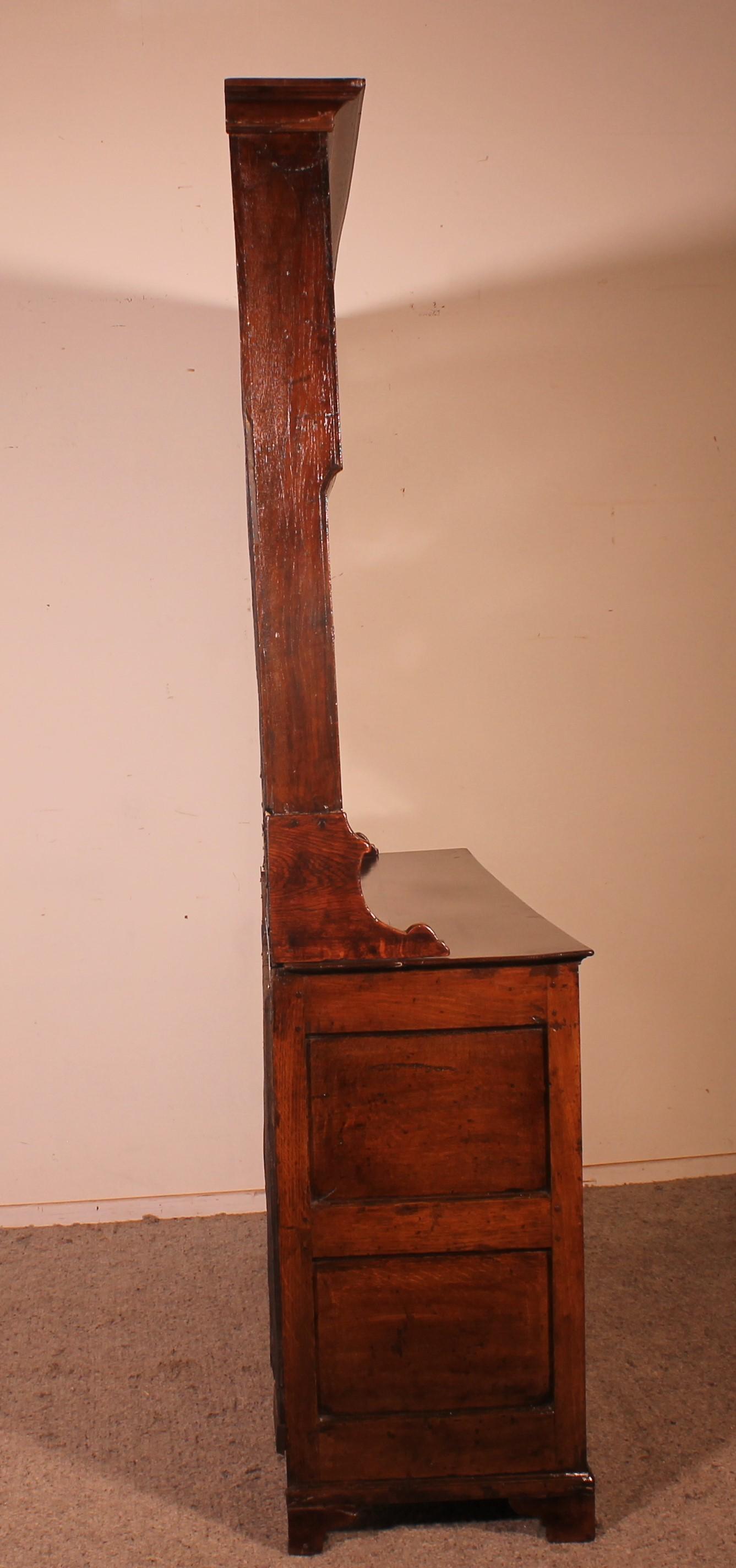 Commode et étagère en chêne anglais Début du 18ème siècle en vente 4