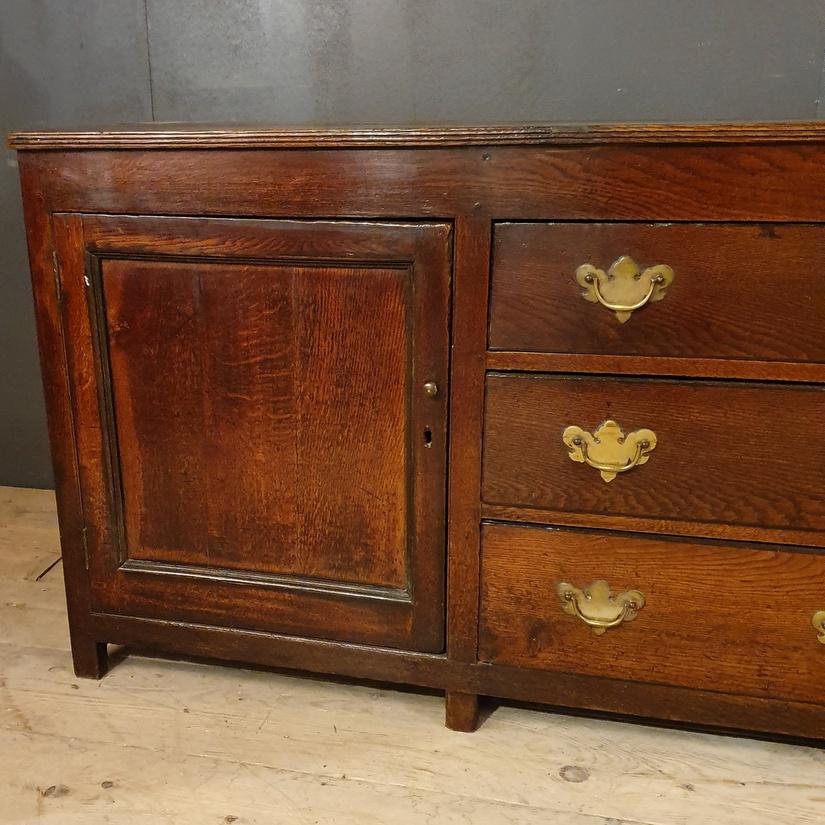Late 18th century English oak dresser base. Lovely color, 1780

Dimensions:
75 inches (191 cms) wide
18 inches (46 cms) deep
32 inches (81 cms) high.

 