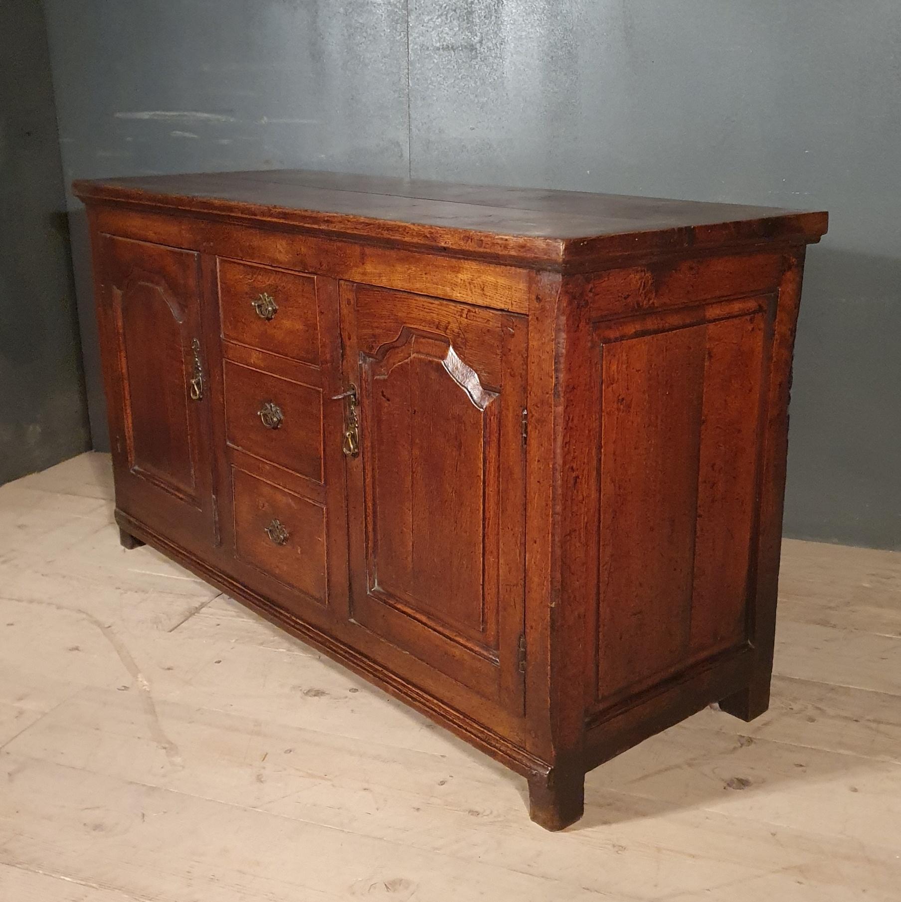 Very small 18th century English oak dresser base. Great color and size, 1760.

Dimensions
57 inches (145 cms) wide
21 inches (53 cms) deep
32 inches (81 cms) high.