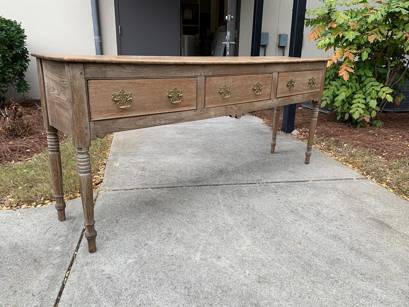 English Oak Dresser Base with Scrubbed Finish, Three Drawers, circa 1800 In Good Condition In Atlanta, GA