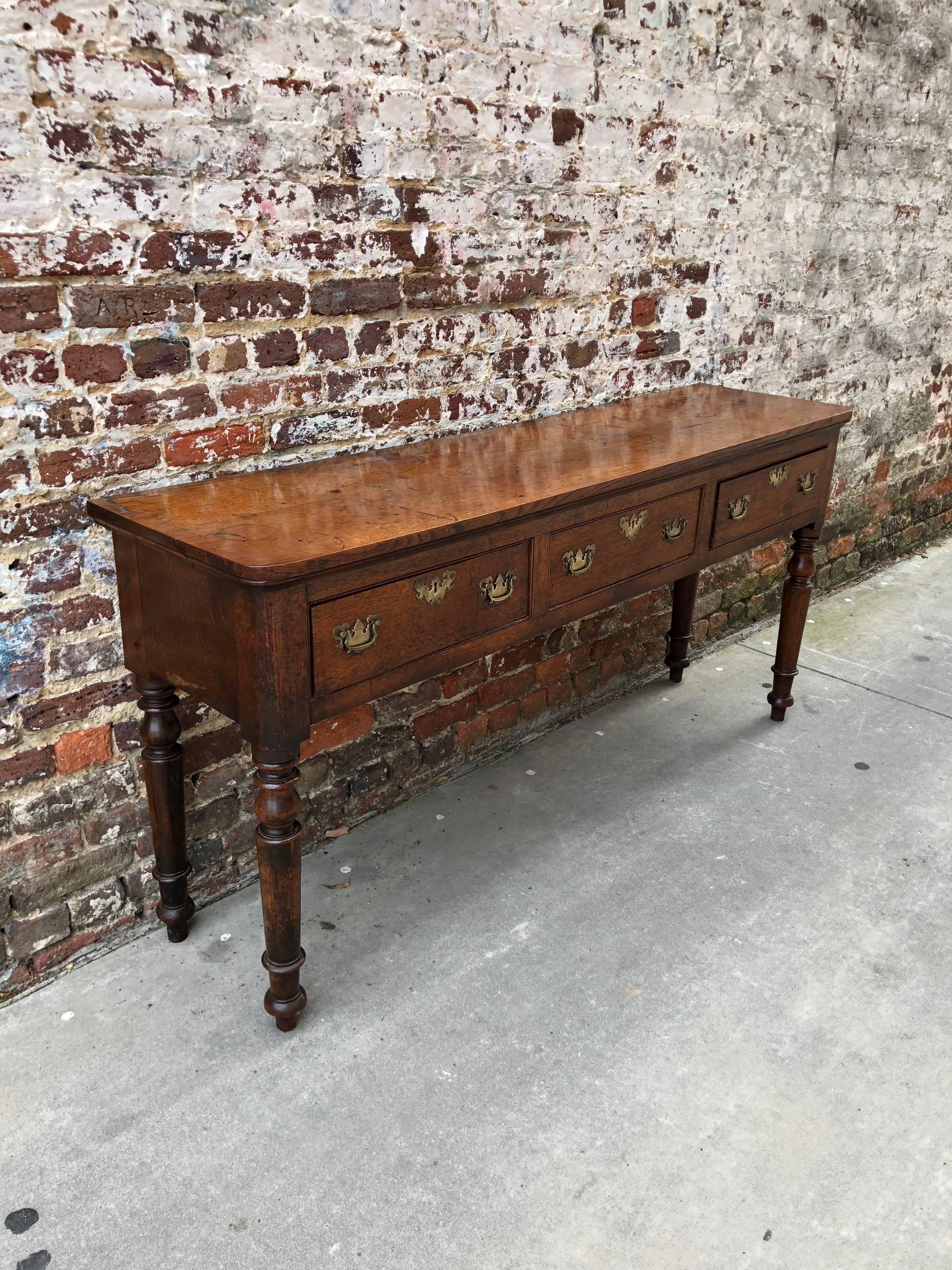 English Oak Dresser Base with Three Drawers, circa 1780 In Good Condition In Charleston, SC
