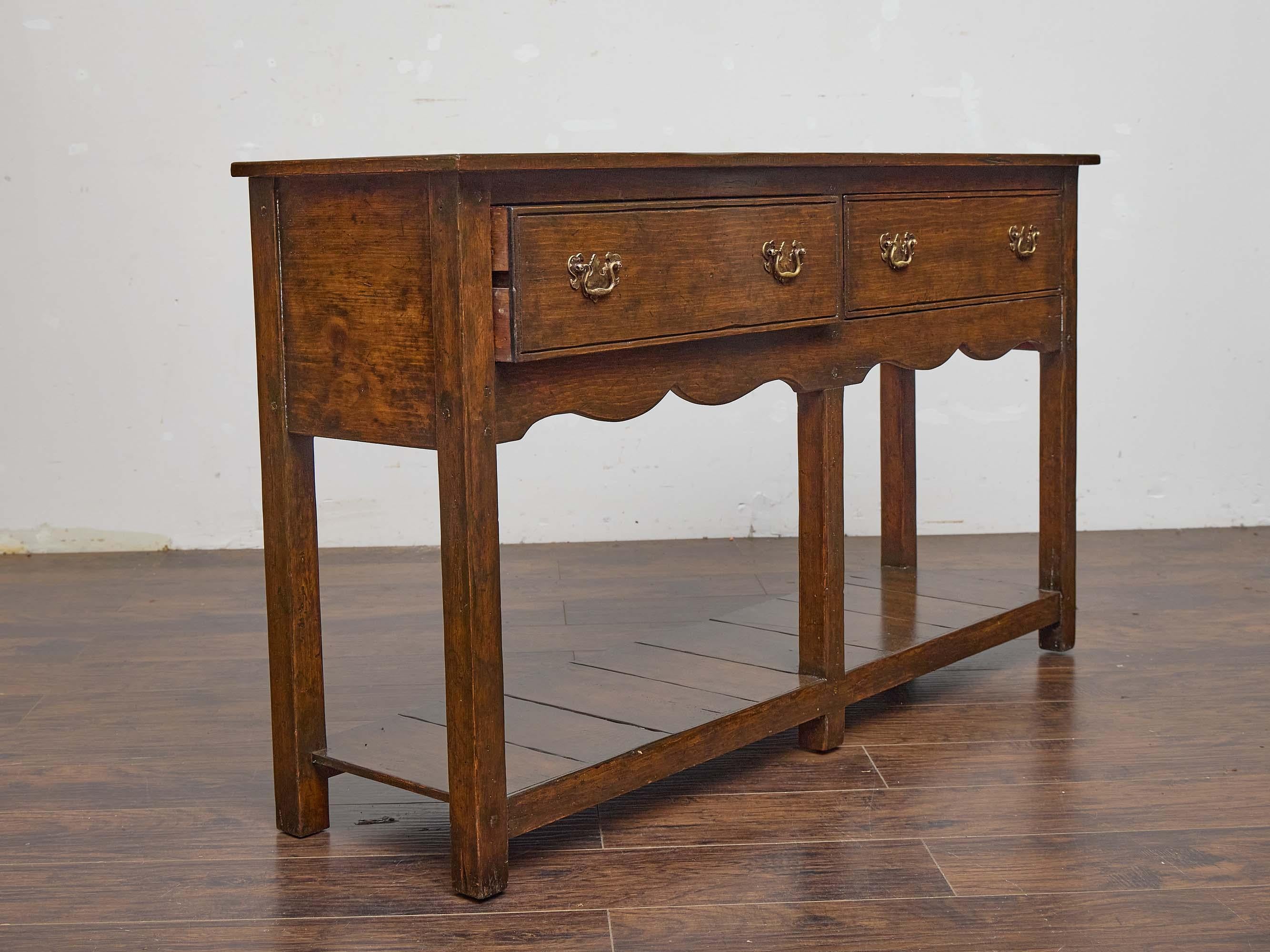 Intagliato Base per comò in Oak inglese con due cassetti e ripiano inferiore, circa 1880 in vendita