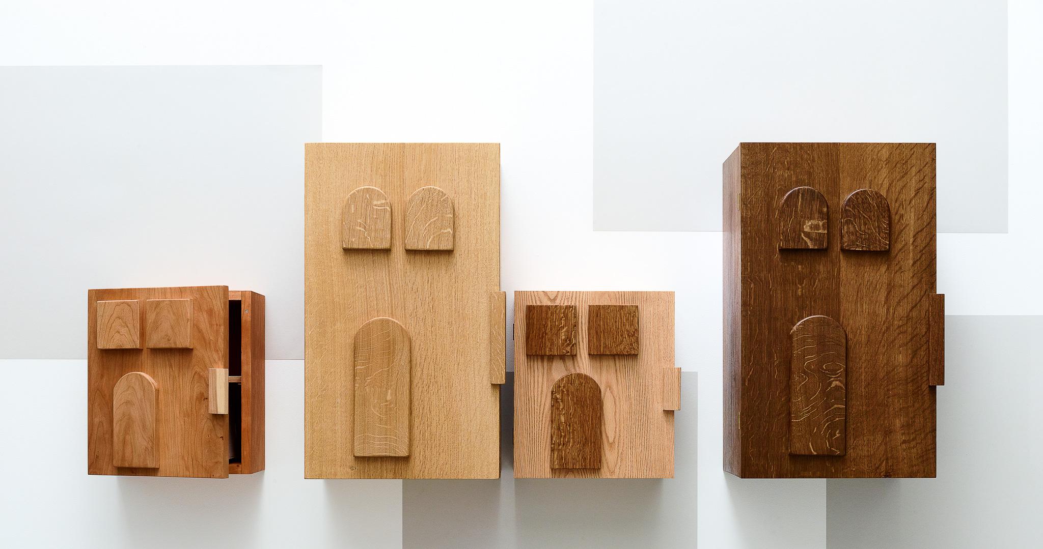 Armadio per bevande e pensile in Oak Oak fatto a mano. Design unico e artigianale con scaffali regolabili per riporre i tuoi oggetti preziosi, le bevande e i bicchieri.
Per costruire questo mobile unico e artistico viene utilizzato solo il miglior