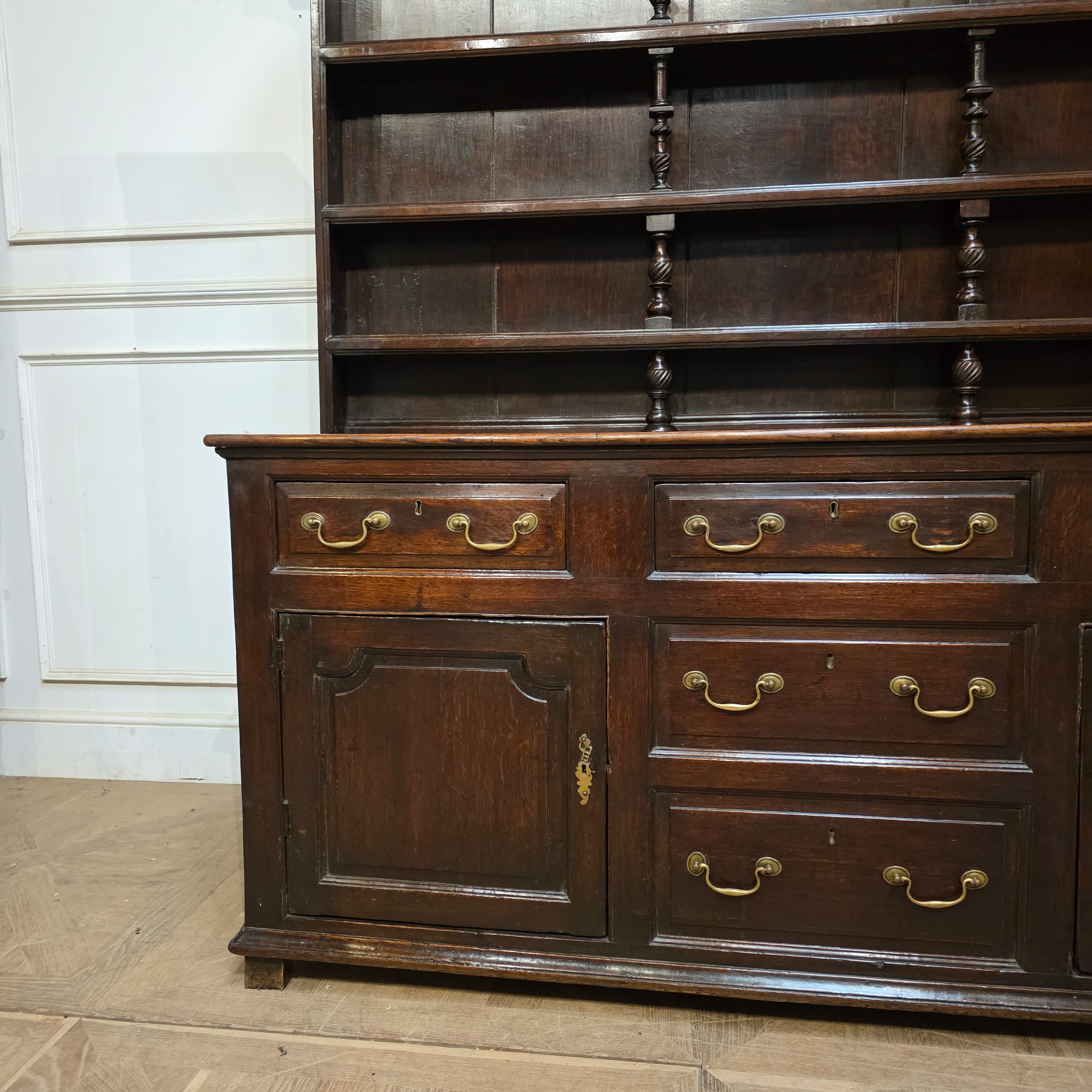 Comò inglese in quercia del XVIII secolo con buon colore e maniglie originali in ottone. 1790.

Profondità del ripiano: 10 cm (4 pollici)


Codice: 9119

Dimensioni:
L: 76,5