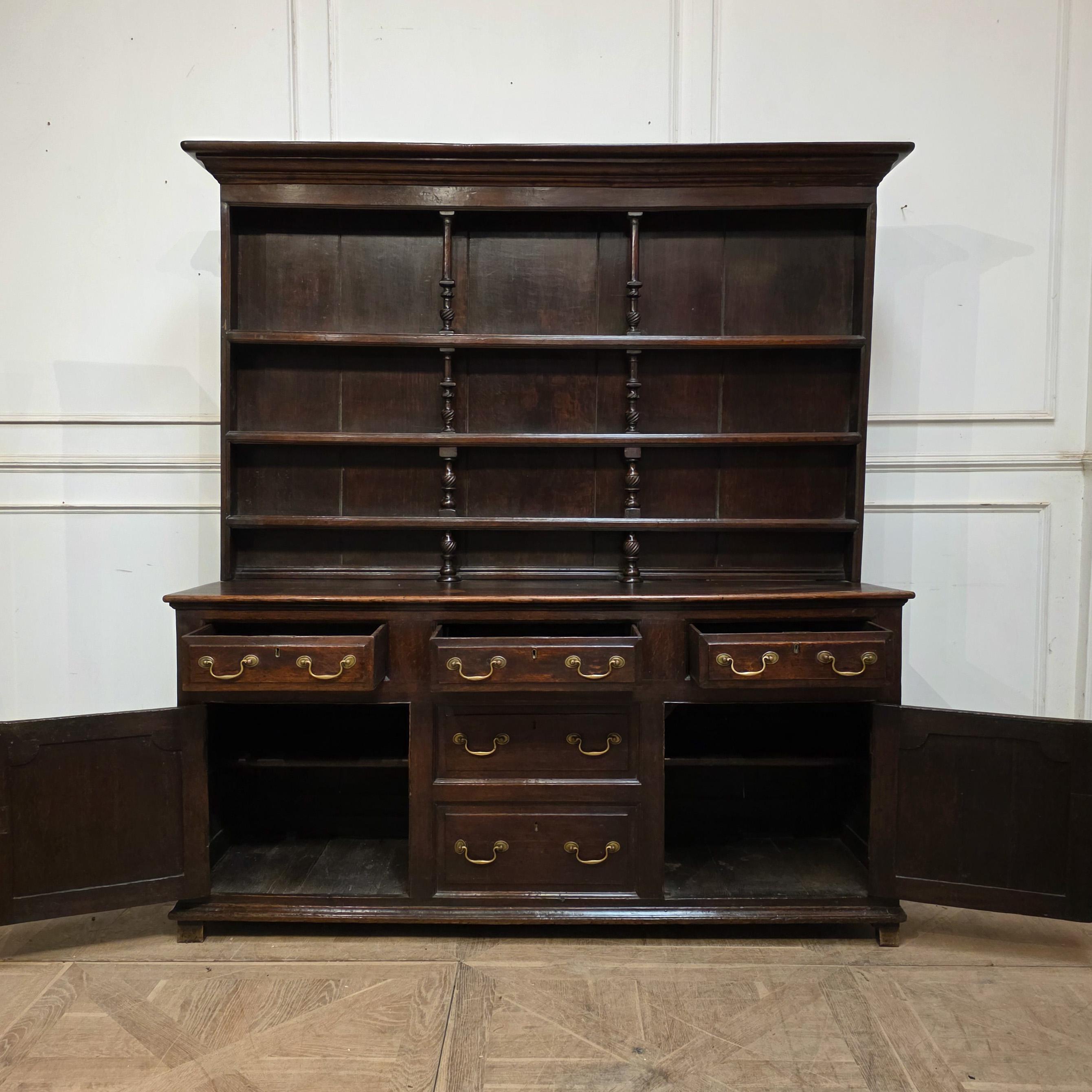 Fino al XVIII secolo Cassettone Oak Farmhouse in vendita