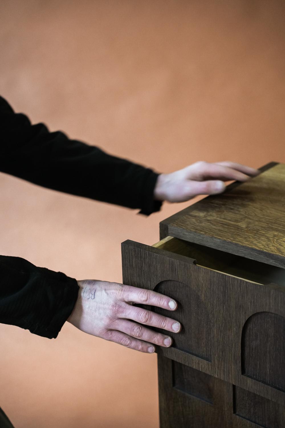 Terrace English Oak Fumed Night Stand (Britisch) im Angebot