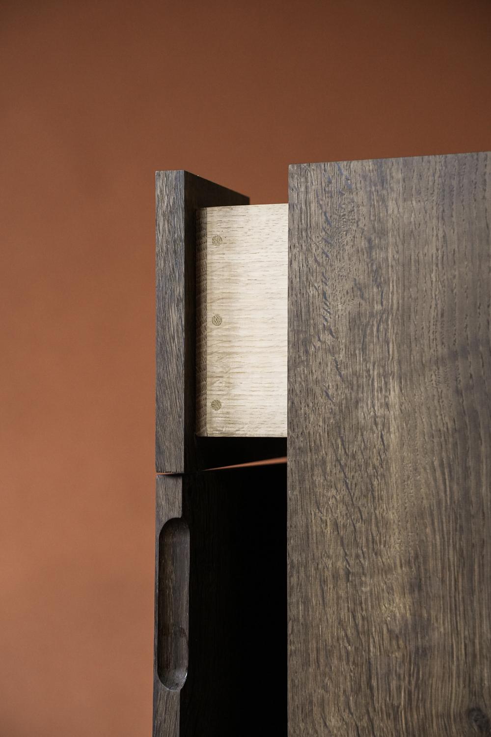 Terrace English Oak Fumed Night Stand (21. Jahrhundert und zeitgenössisch) im Angebot