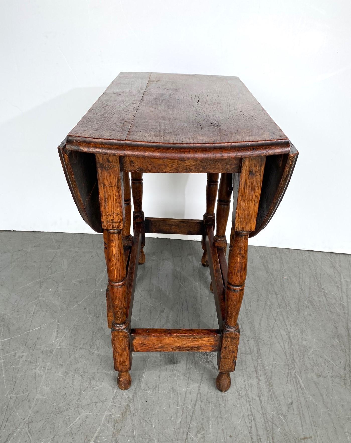 English Oak Gate-Leg Drop Leaf Table In Fair Condition In Pomona, CA