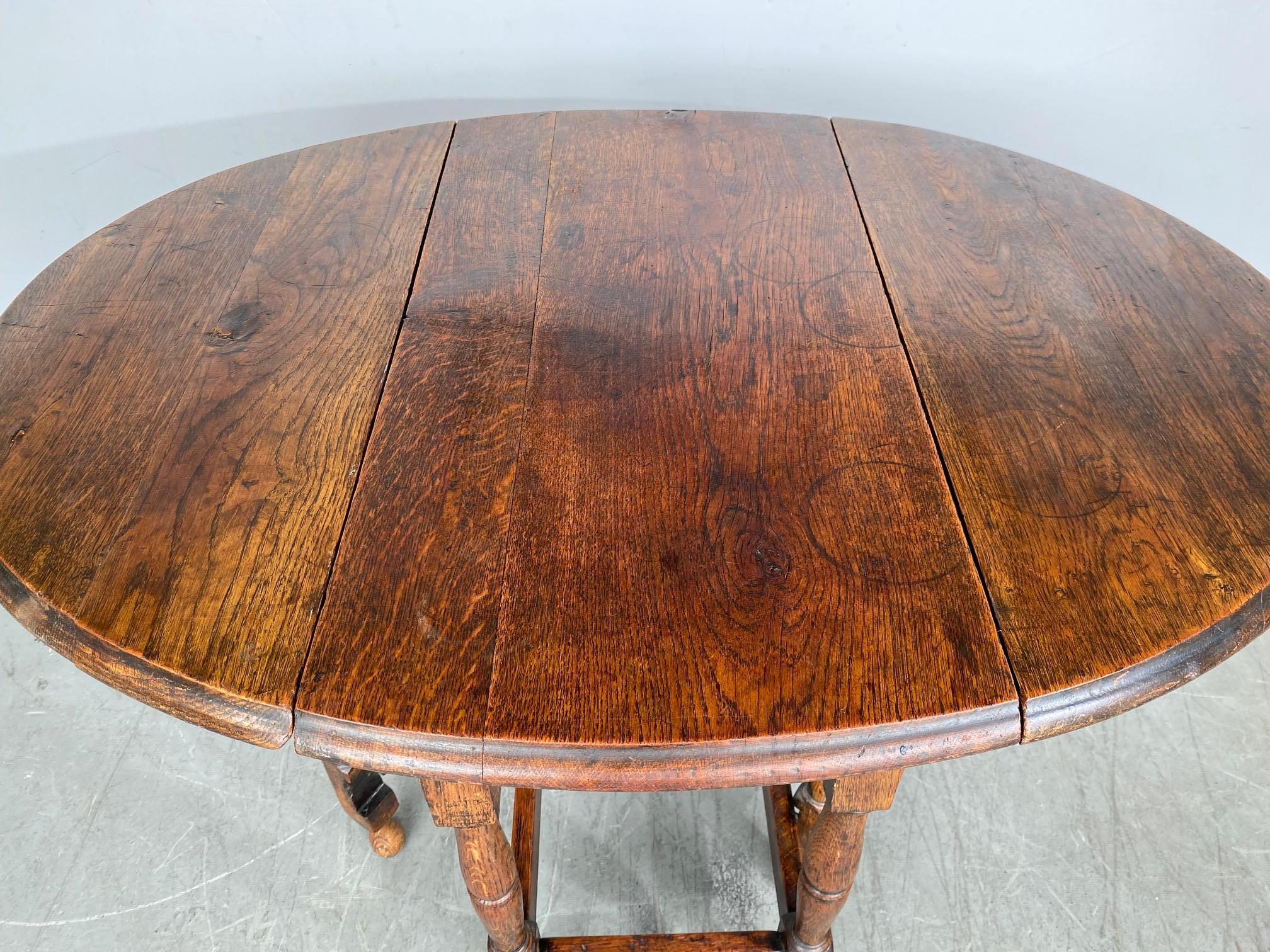 Early 20th Century English Oak Gate-Leg Drop Leaf Table