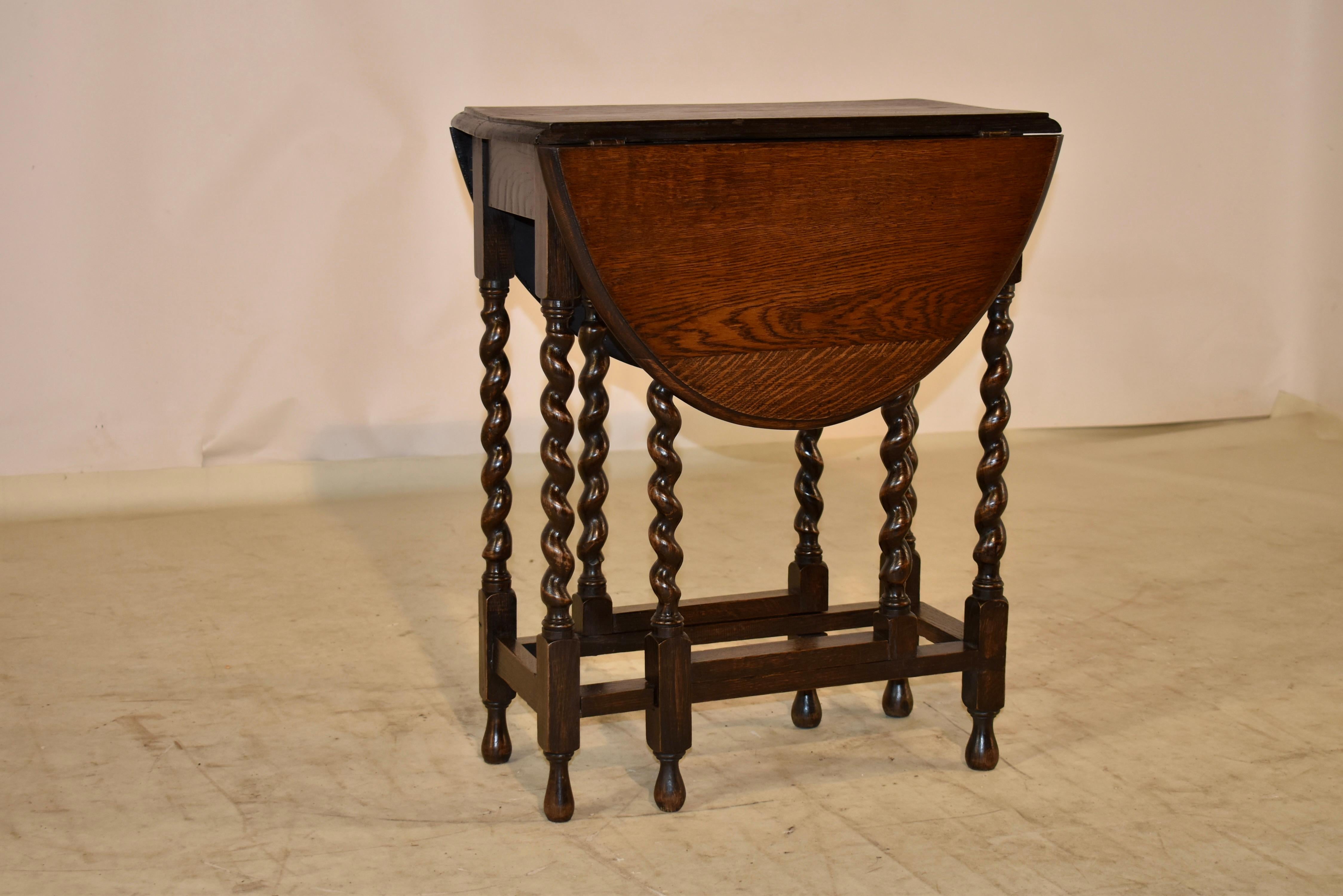 English Oak Gate Leg Side Table, circa 1900 In Good Condition For Sale In High Point, NC