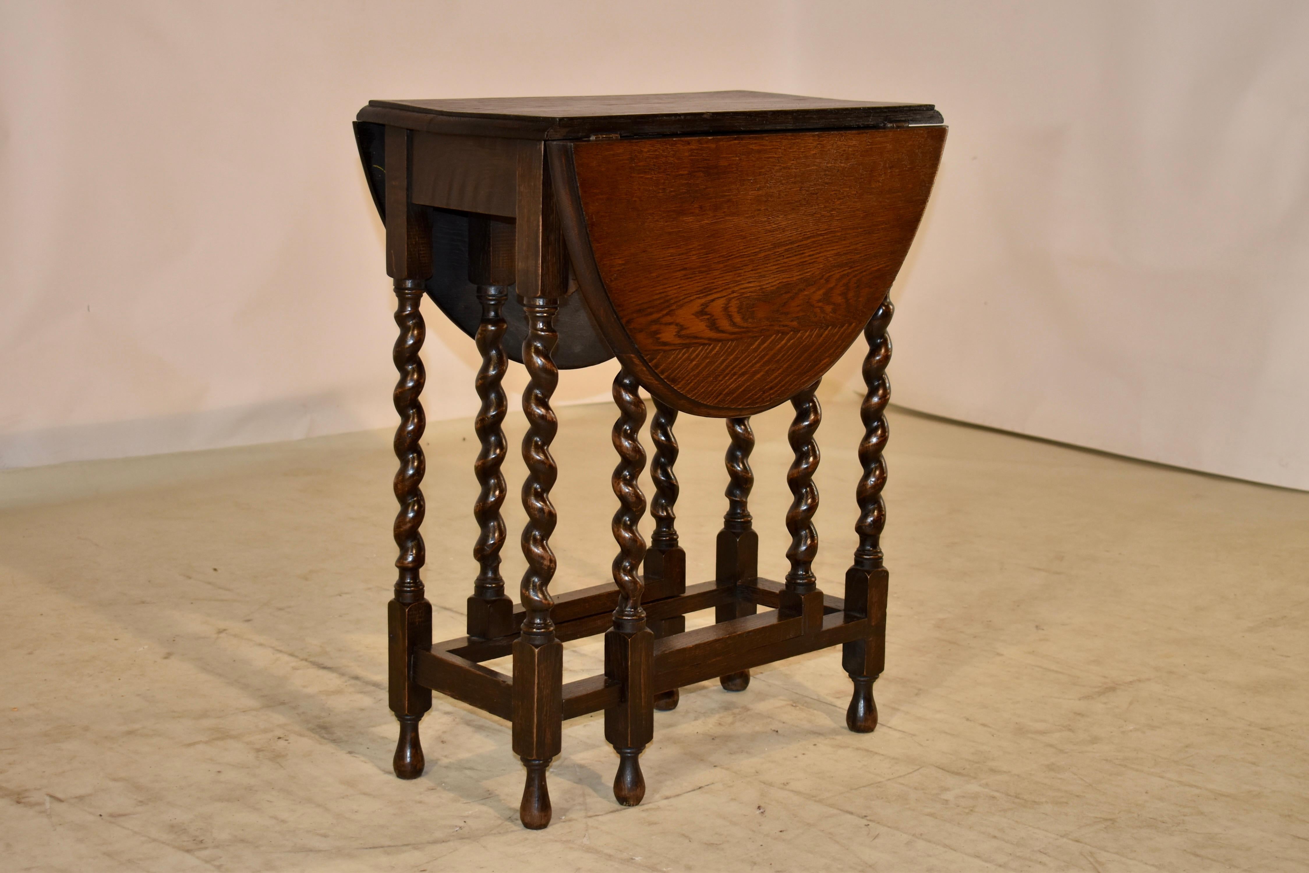 Early 20th Century English Oak Gate Leg Side Table, circa 1900 For Sale