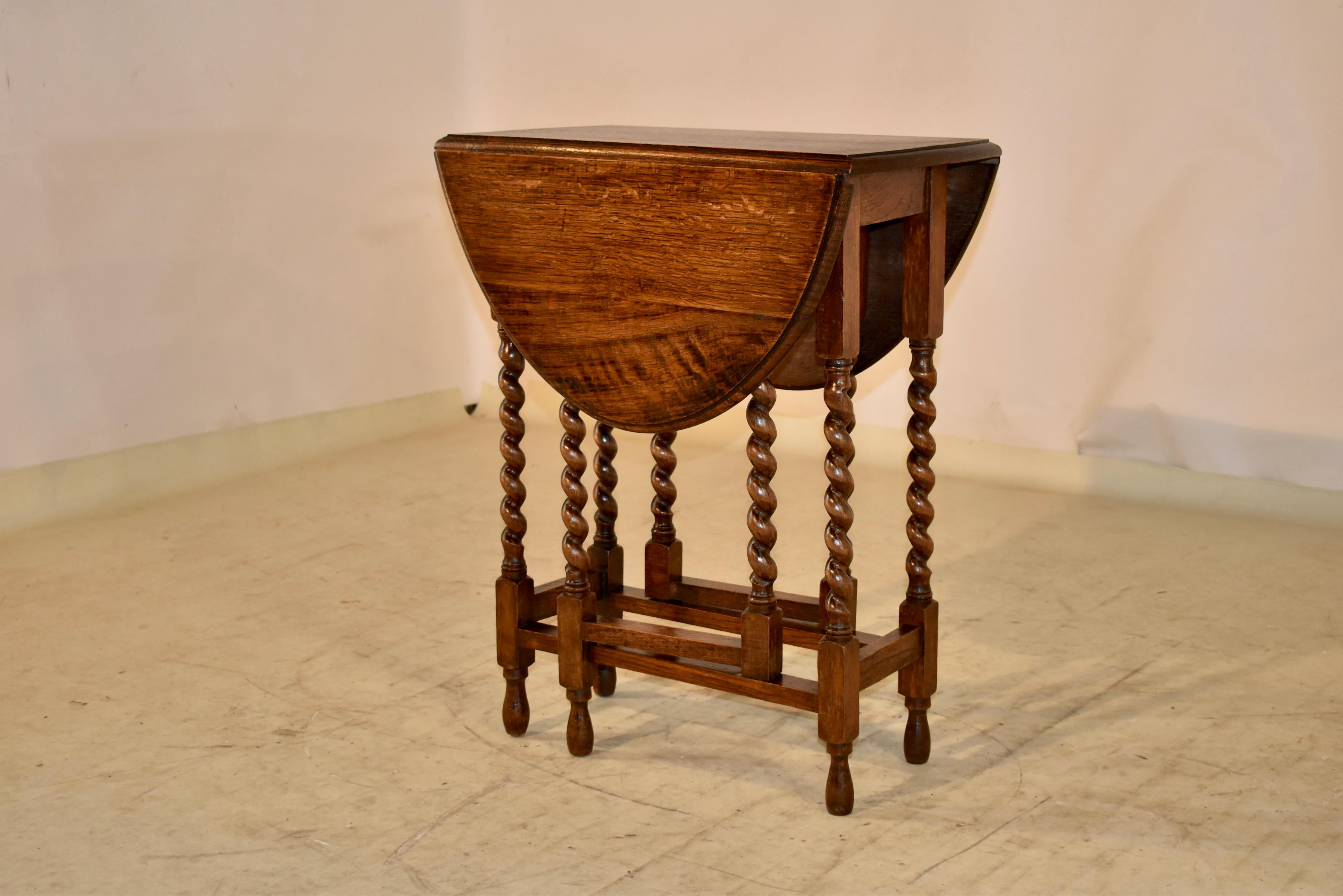 English Oak Gate Leg Table, C. 1900 In Good Condition For Sale In High Point, NC
