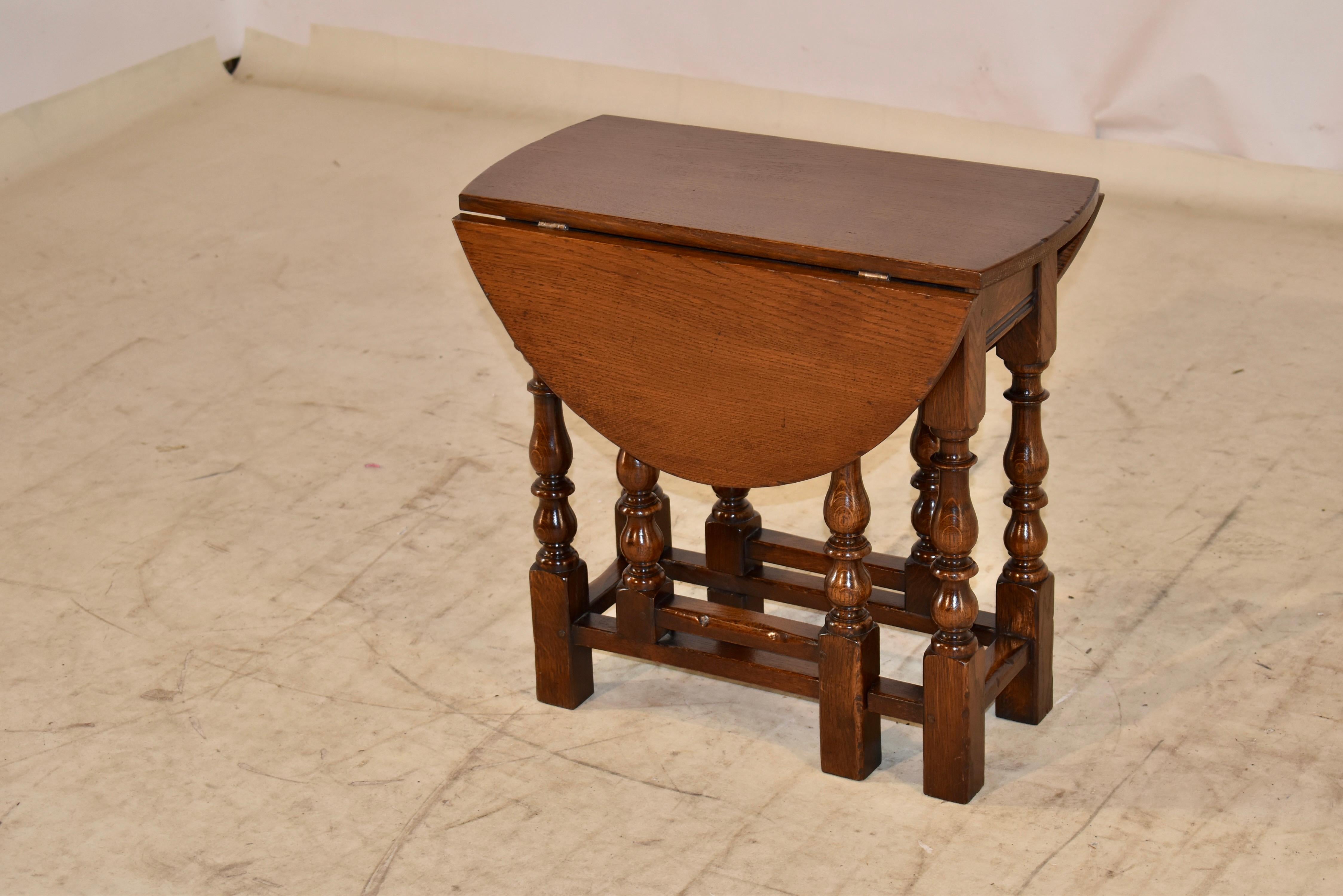 English Oak Gate-Leg Table, circa 1900 In Good Condition For Sale In High Point, NC