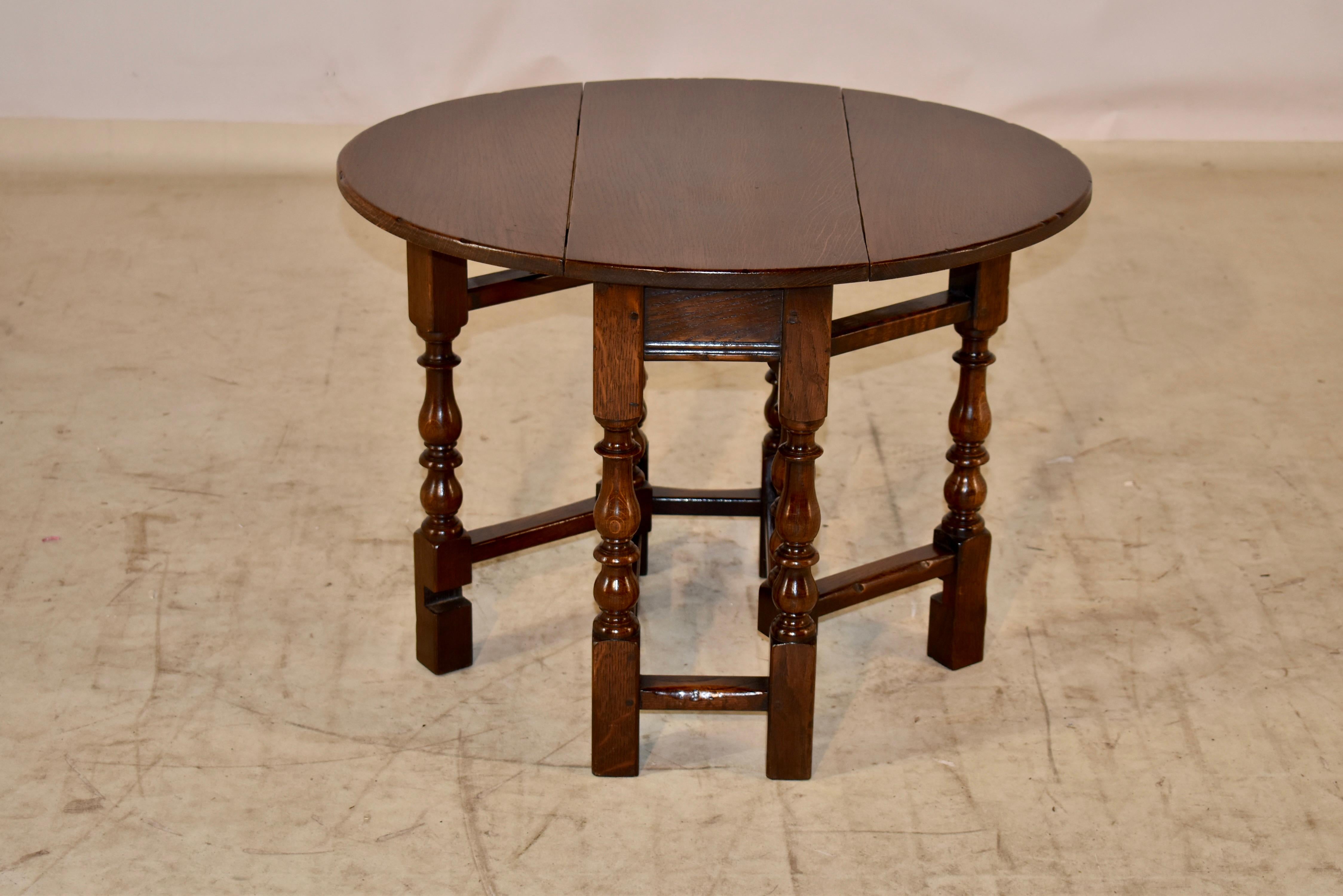 Début du 20ème siècle Table à pied en chêne anglais, vers 1900 en vente