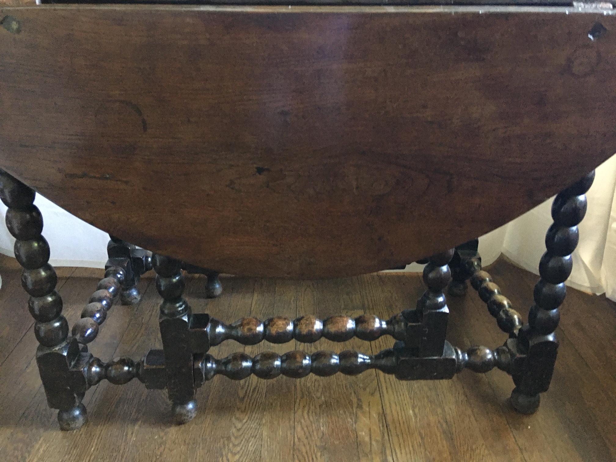 English Oak Gate Leg Table, Early 19th Century In Good Condition In Savannah, GA