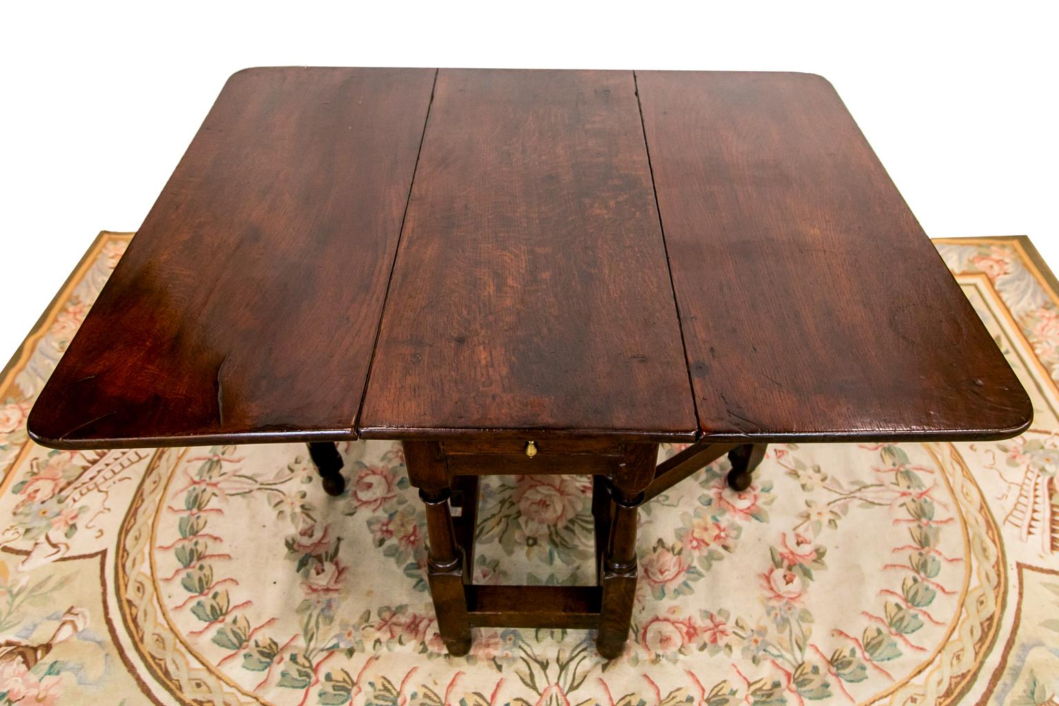 Englischer Eichenholz-Tisch mit Torbein im Zustand „Gut“ im Angebot in Wilson, NC