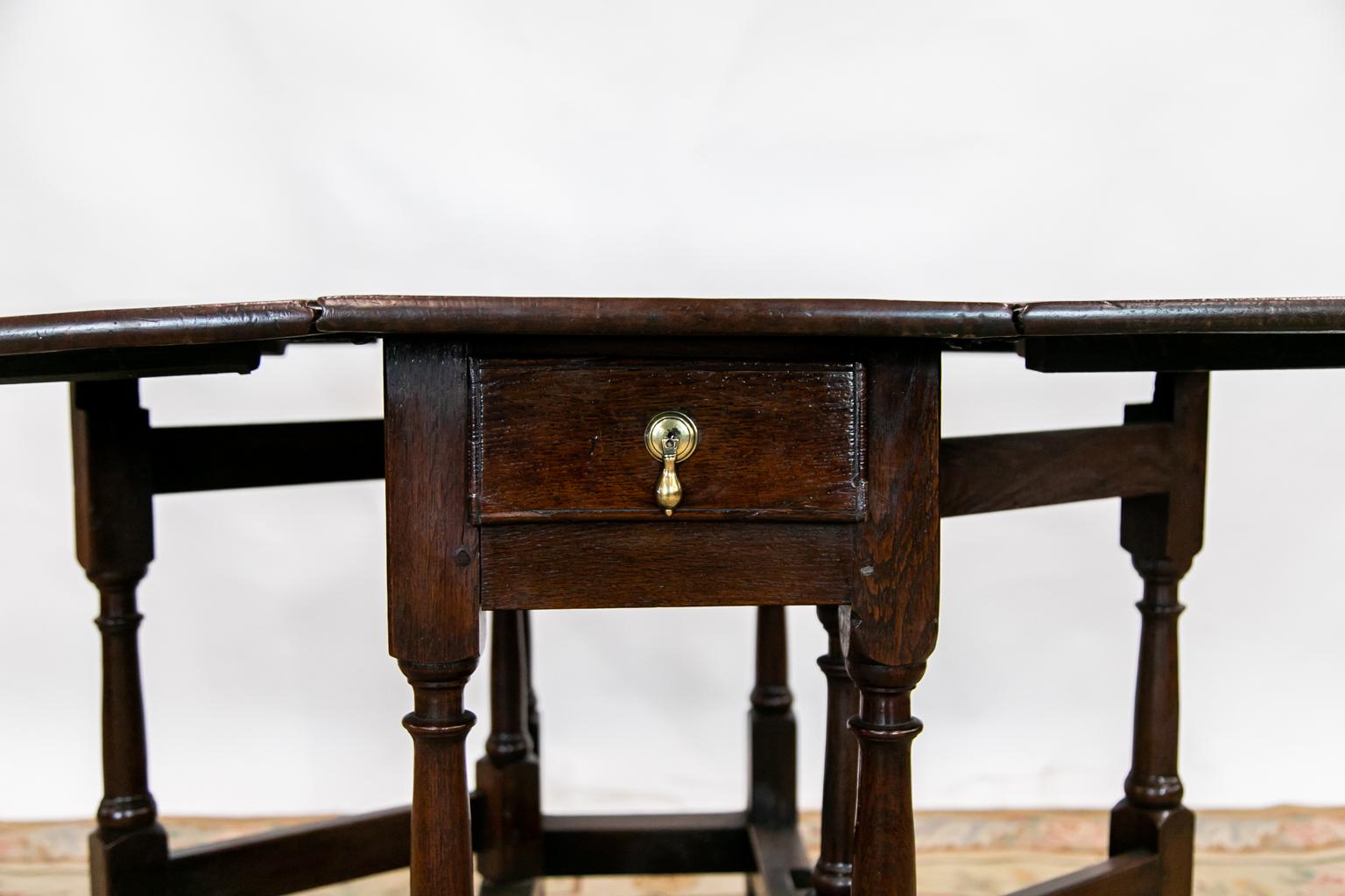 Englischer Eichenholz-Tisch mit Torbein (Mitte des 18. Jahrhunderts) im Angebot