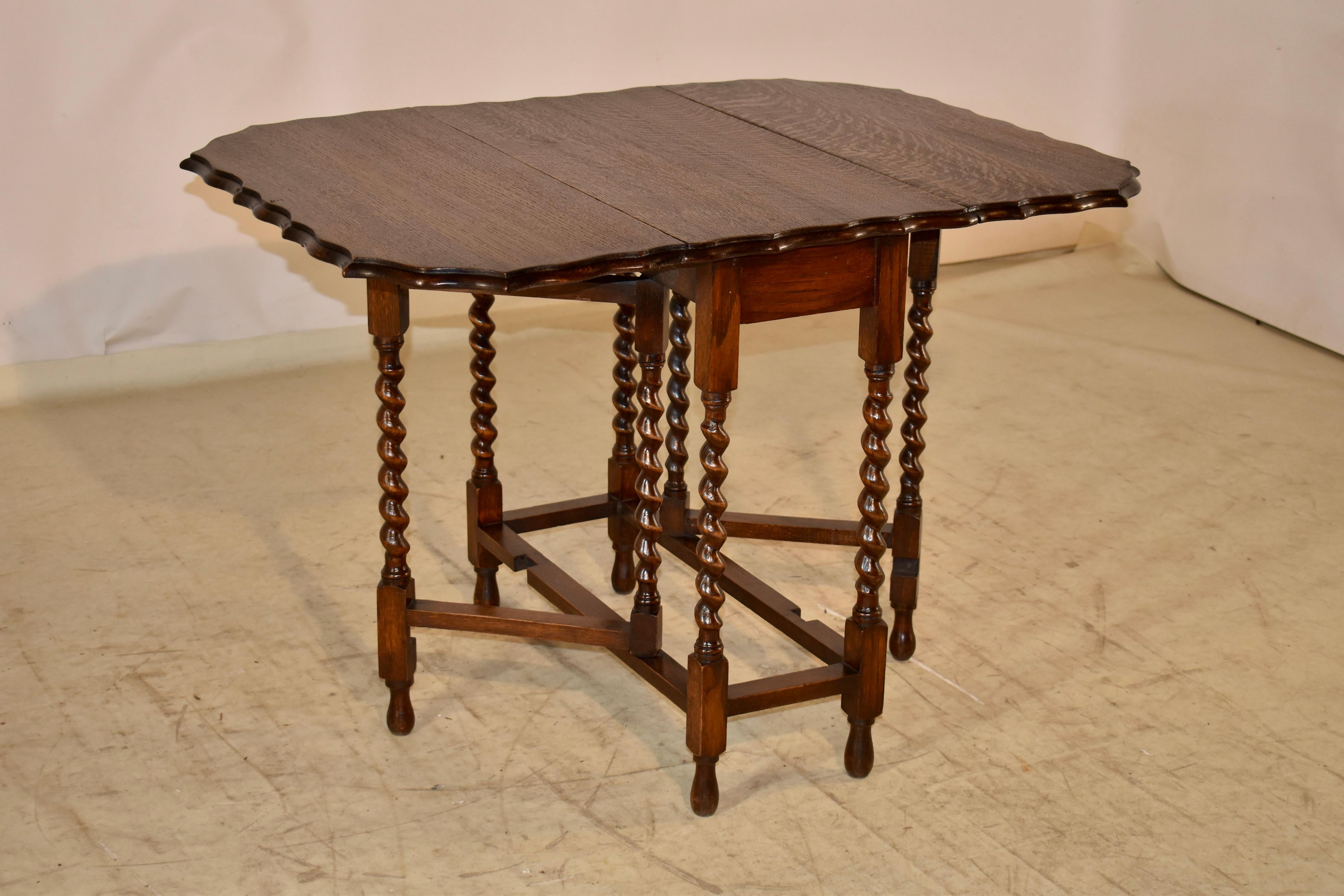 Début du 20ème siècle Table à pied en chêne anglais, vers 1900 en vente