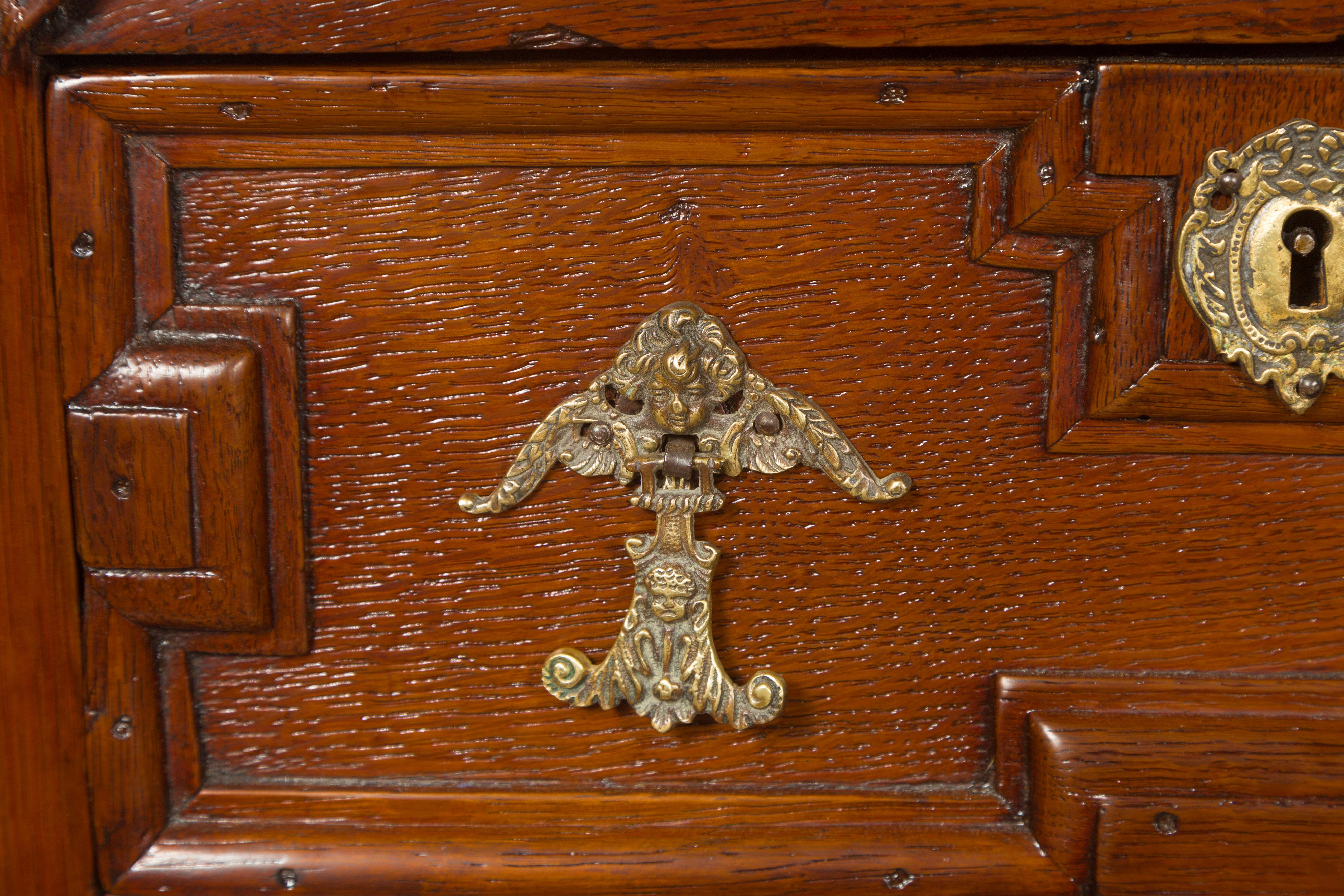 Coffre à cinq tiroirs en chêne anglais d'époque géorgienne à façade géométrique, vers 1800 en vente 3