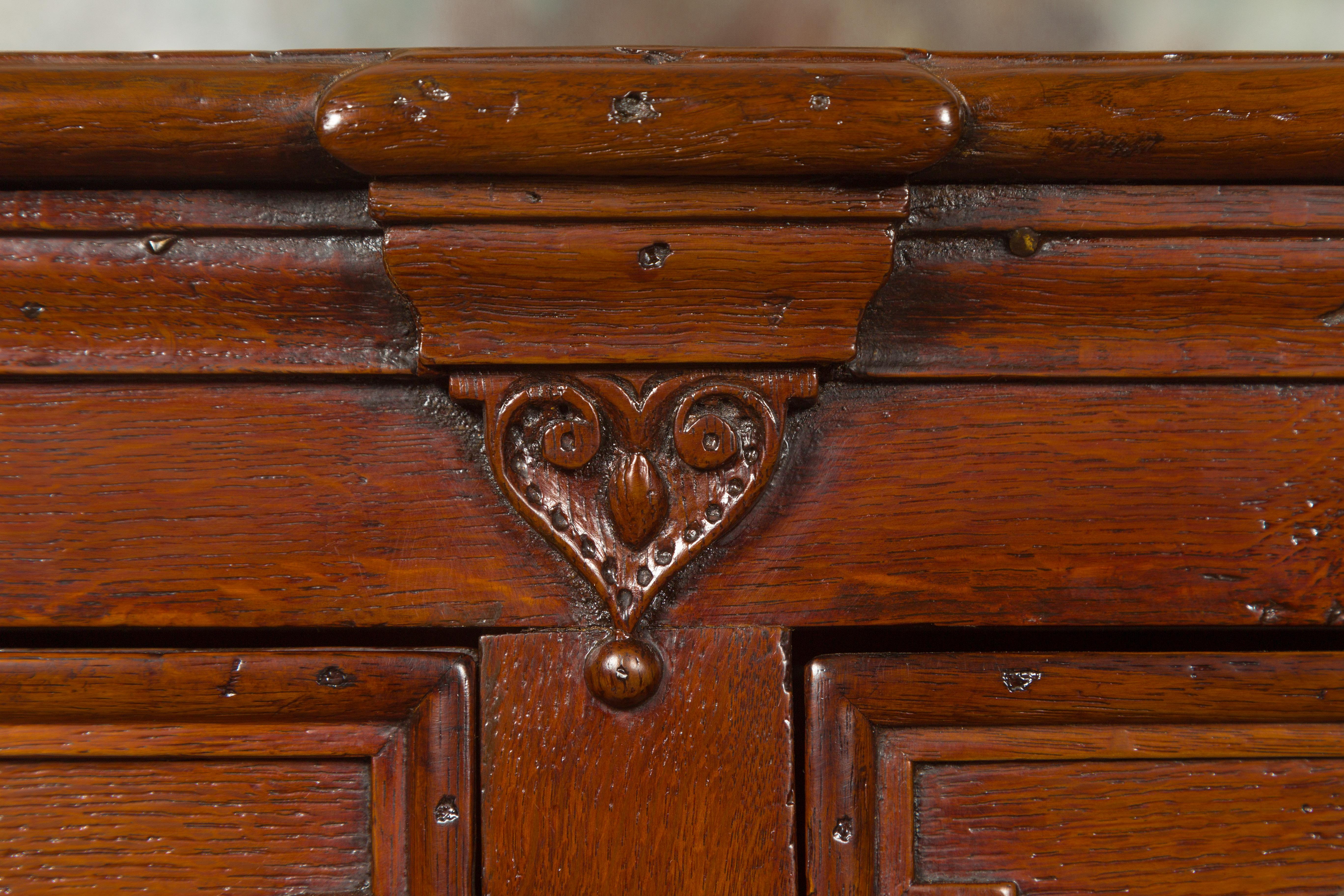 Coffre à cinq tiroirs en chêne anglais d'époque géorgienne à façade géométrique, vers 1800 en vente 4