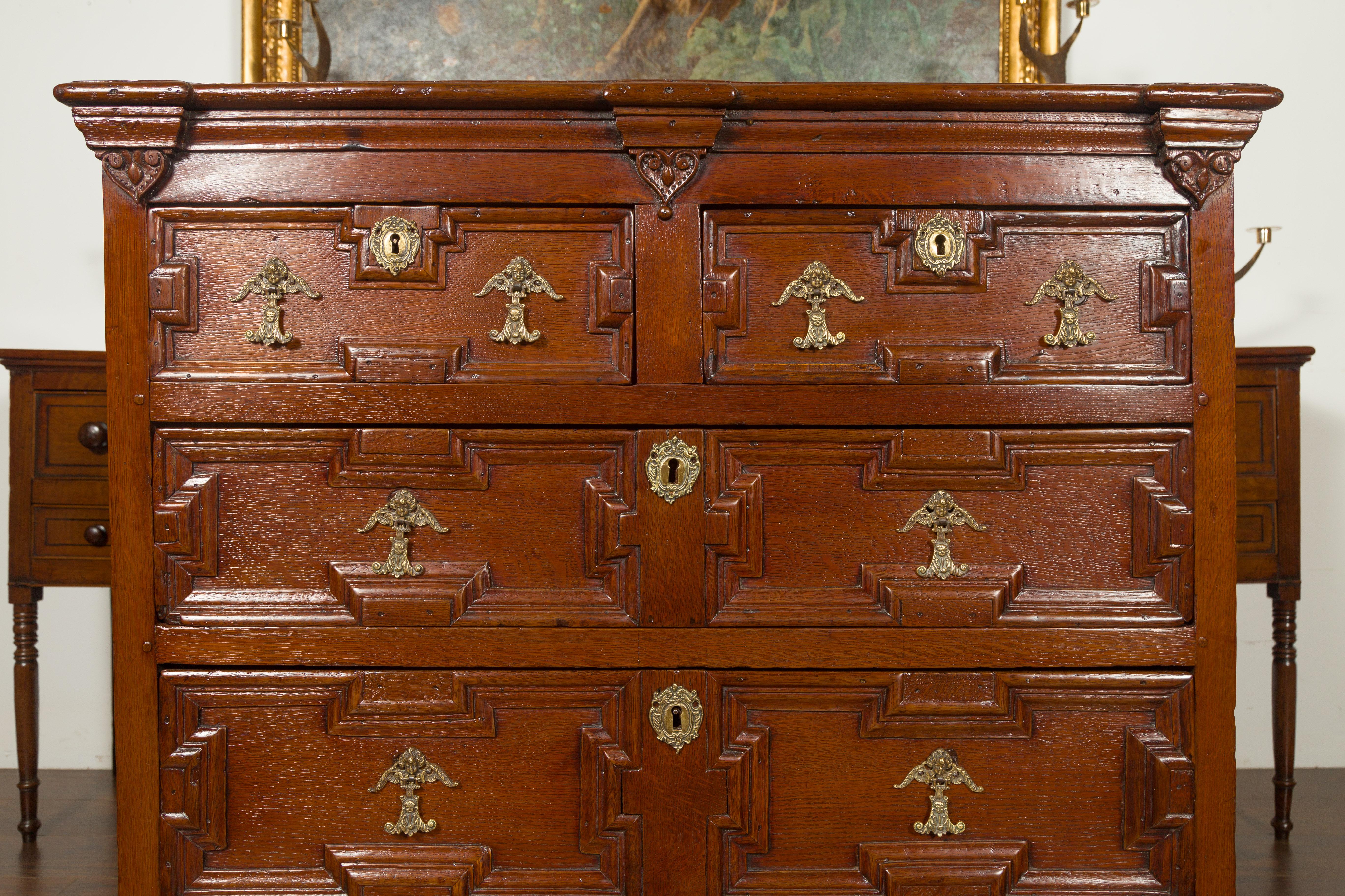 Coffre à cinq tiroirs en chêne anglais d'époque géorgienne à façade géométrique, vers 1800 en vente 6